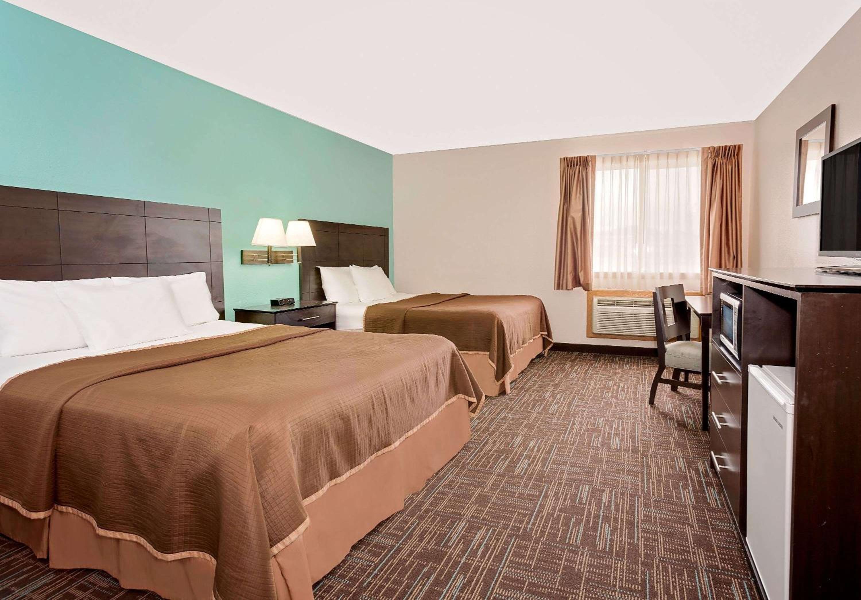 Queen Room with Two Queen Beds - Non-Smoking - Photo 1