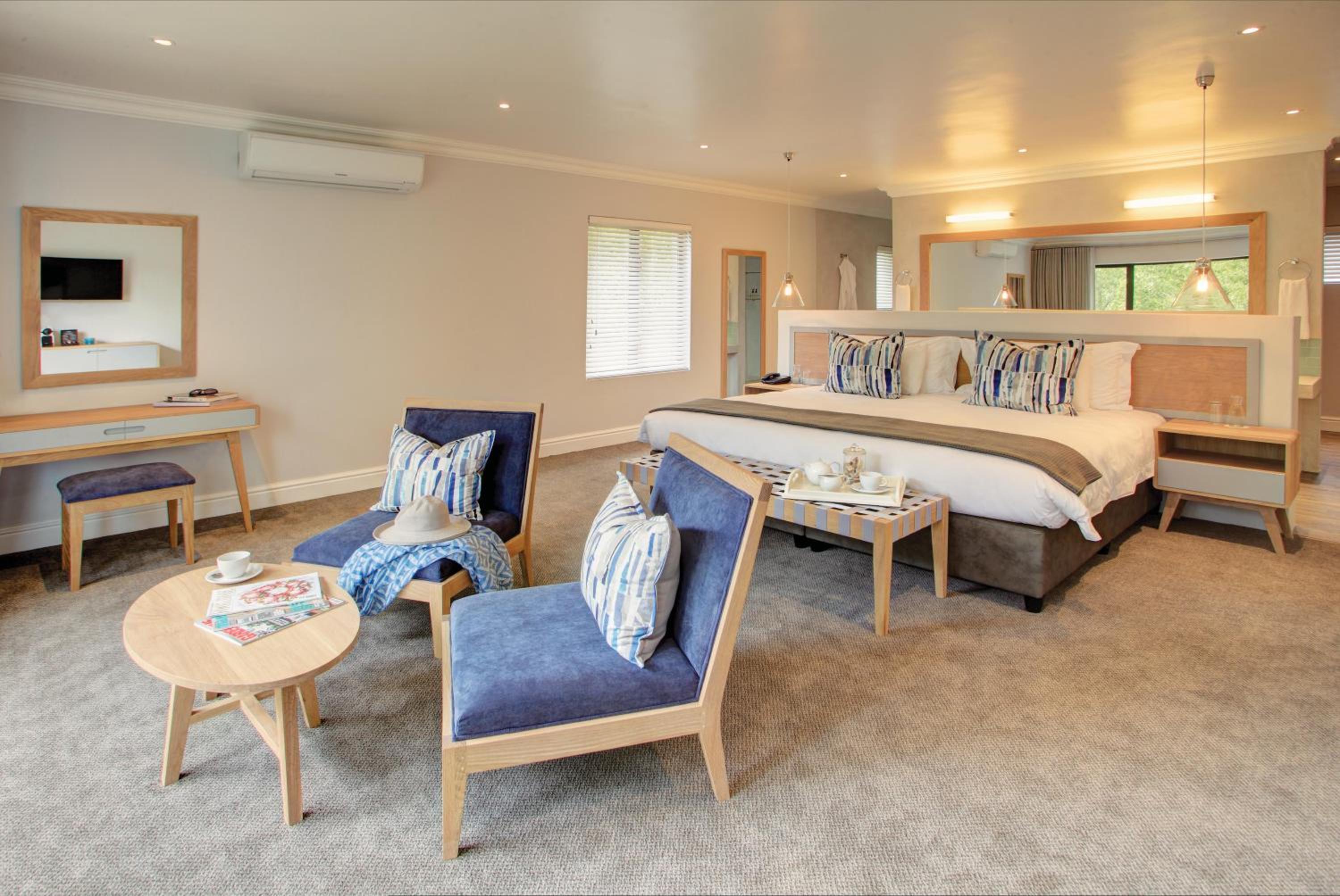 Superior Double or Twin Suite with Balcony - Photo 2