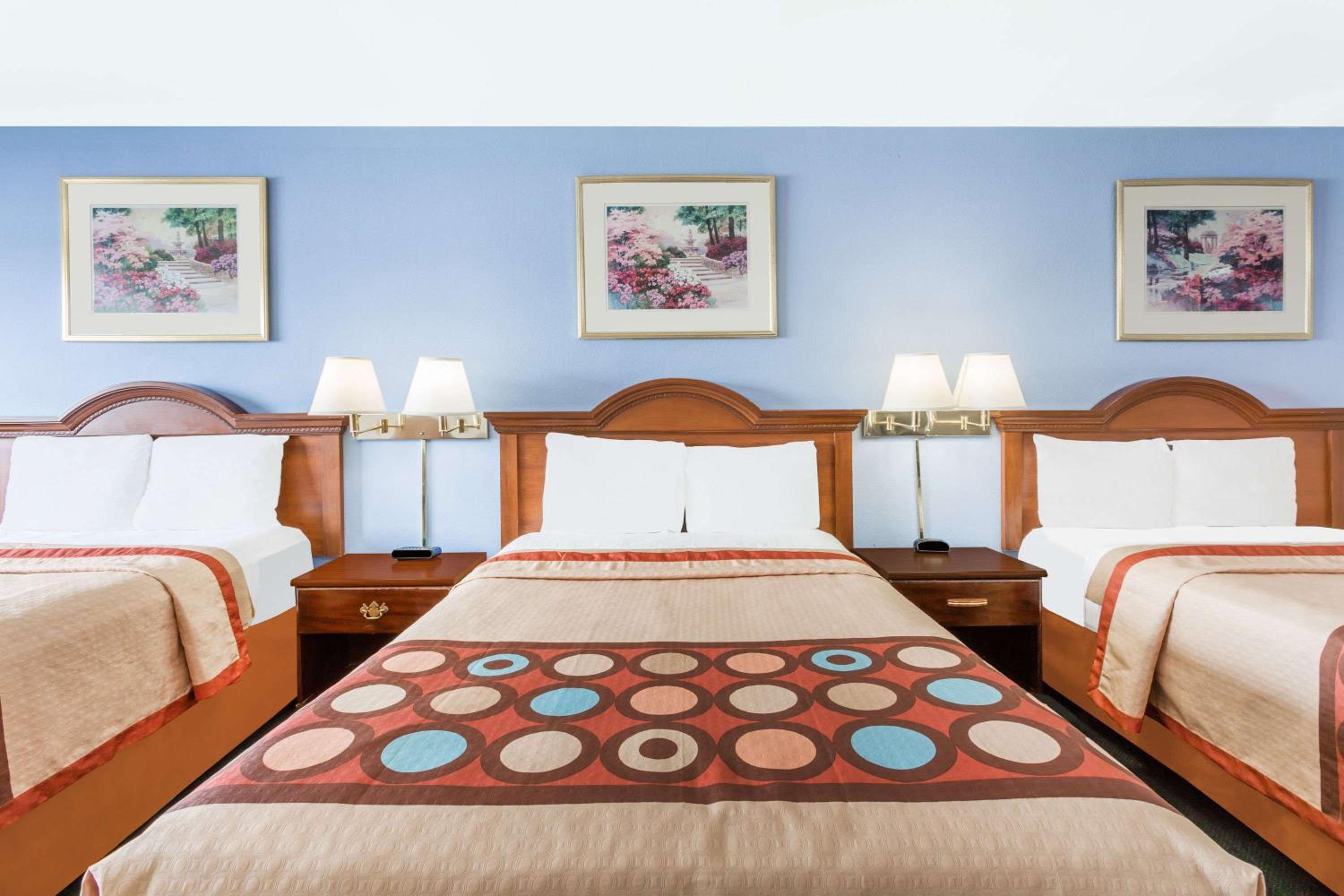Superior Double Room with Three Double Beds - Smoking - Photo 2