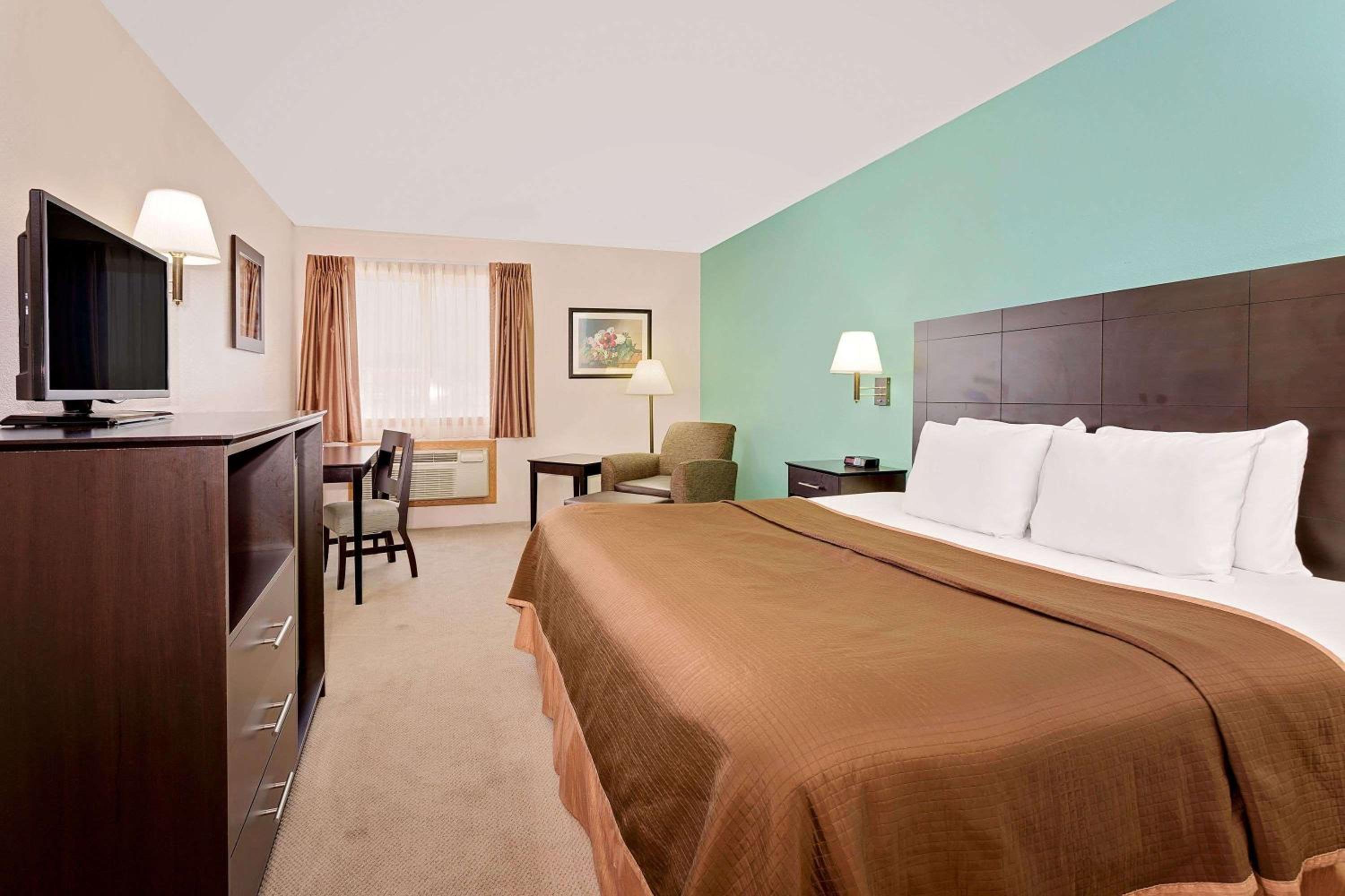 King Suite with Spa Bath - Smoking - Photo 4