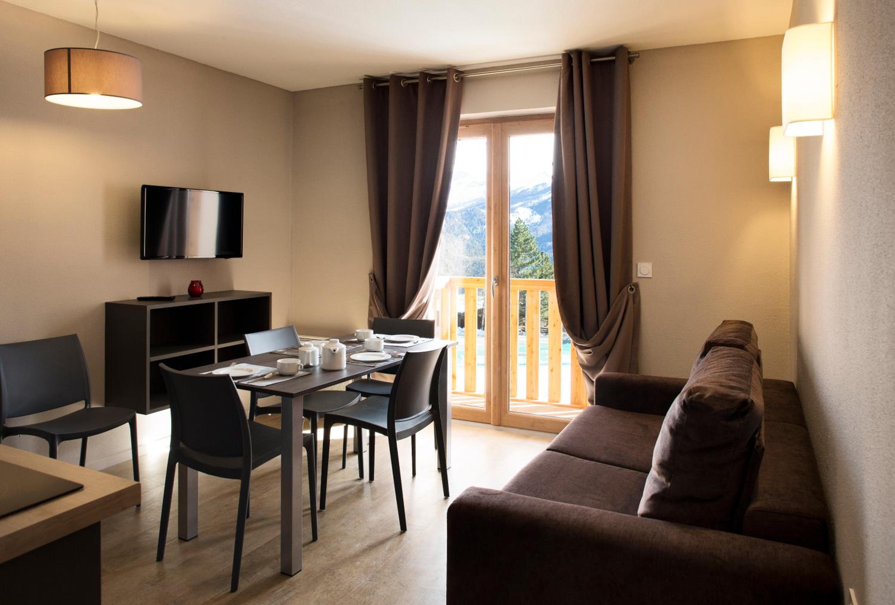 One-Bedroom Apartment (5 Adults) - Photo 12