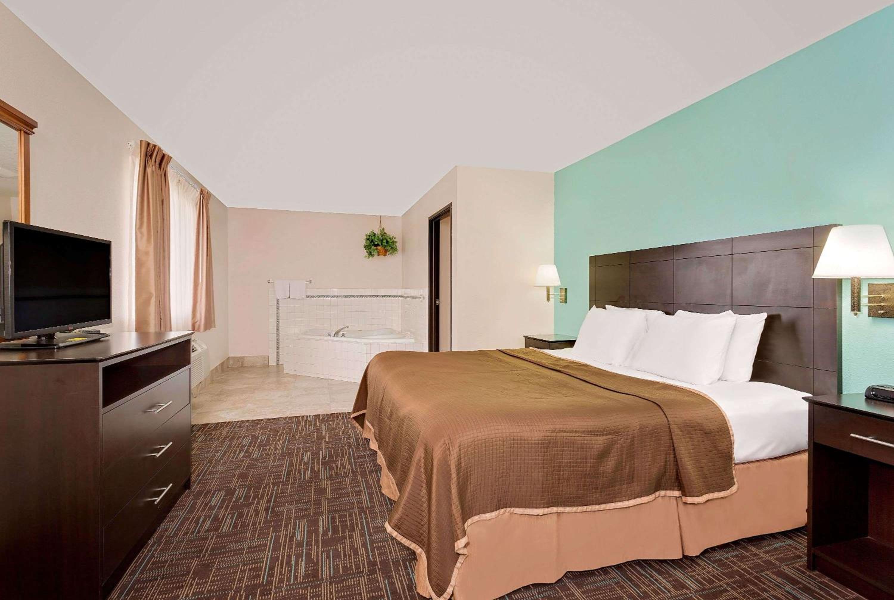 King Suite with Spa Bath - Smoking - Photo 3