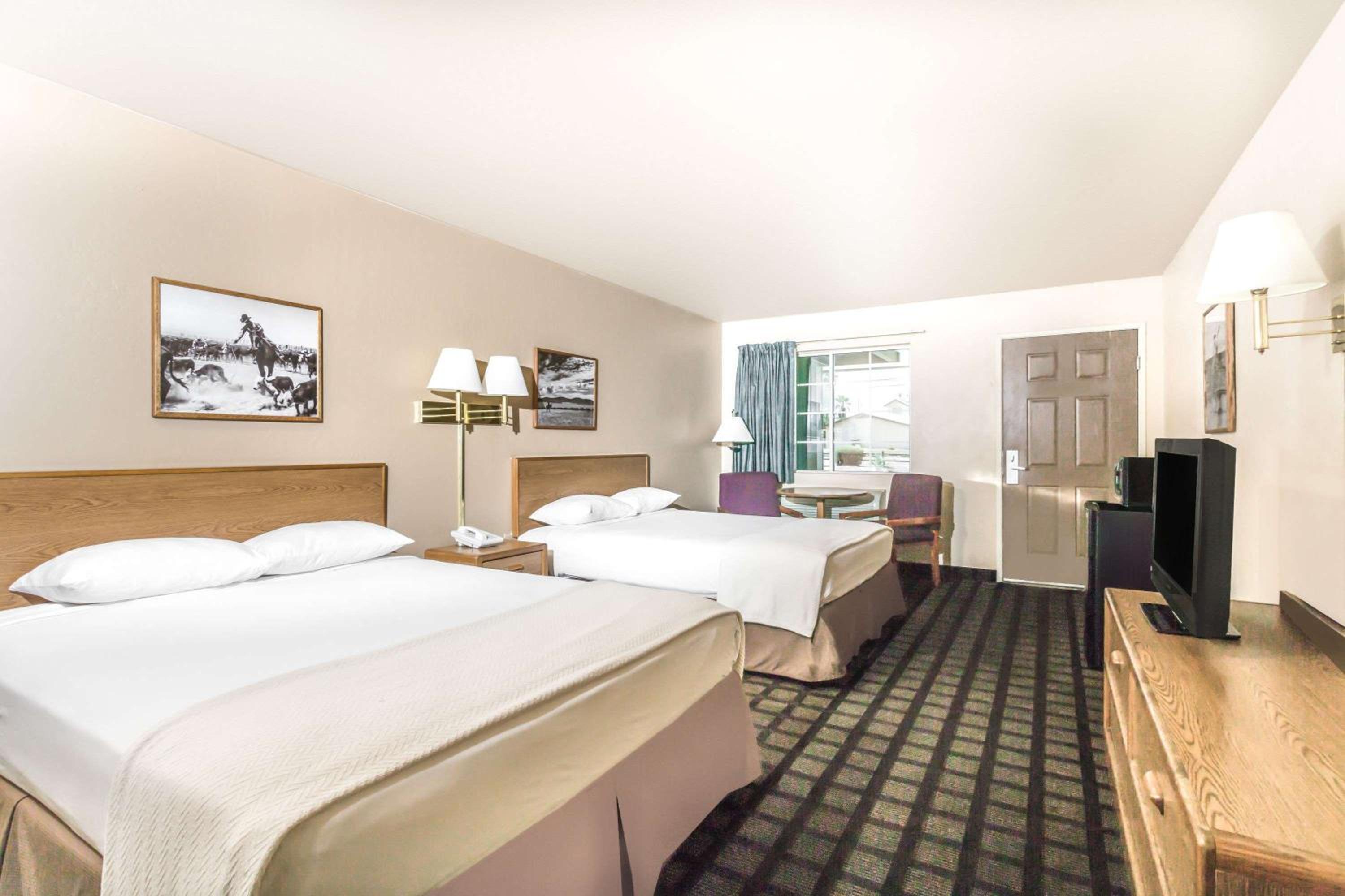 Queen Room with Two Queen Beds - Non-Smoking - Photo 1