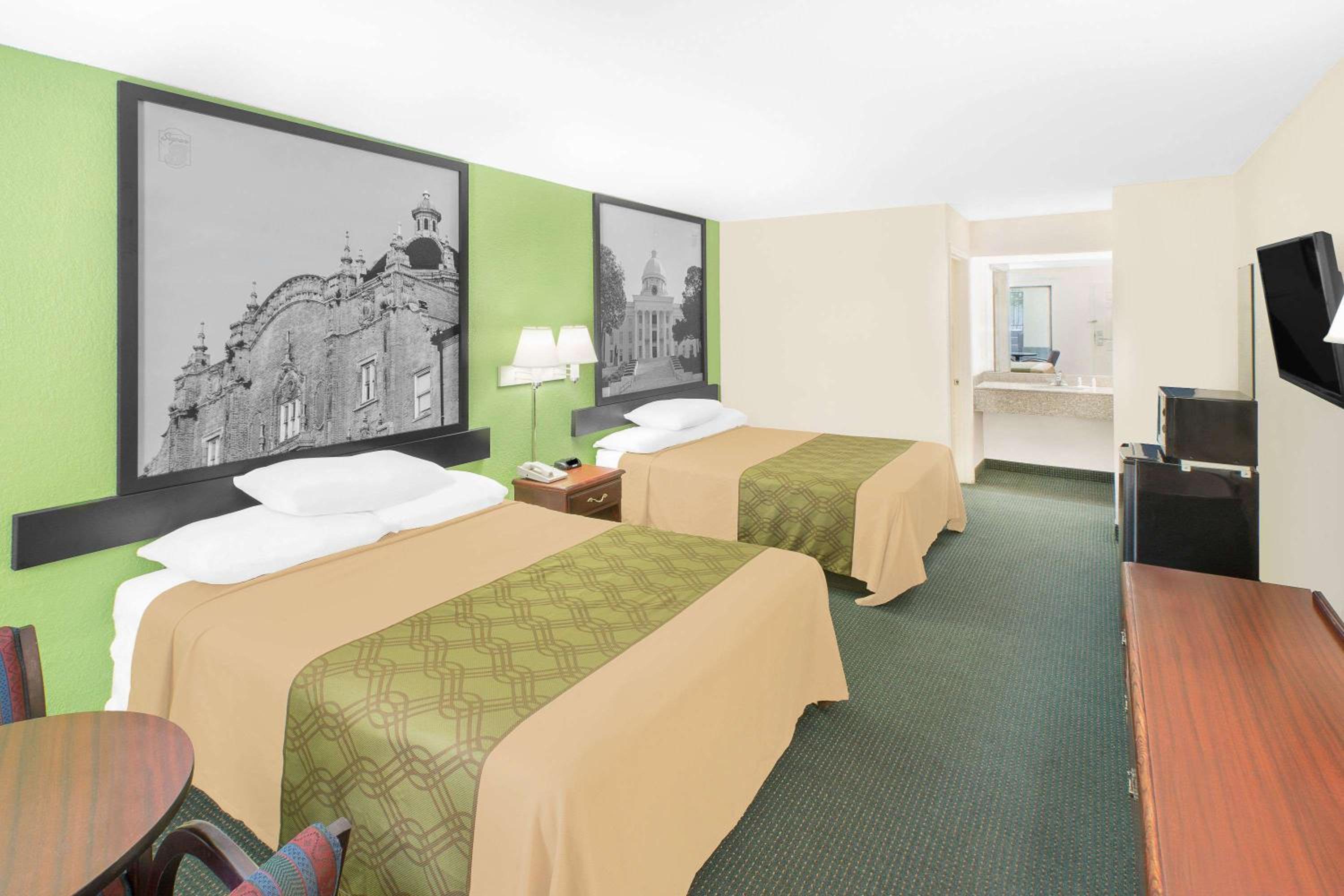 Double Room with Two Double Beds - Smoking - Photo 2