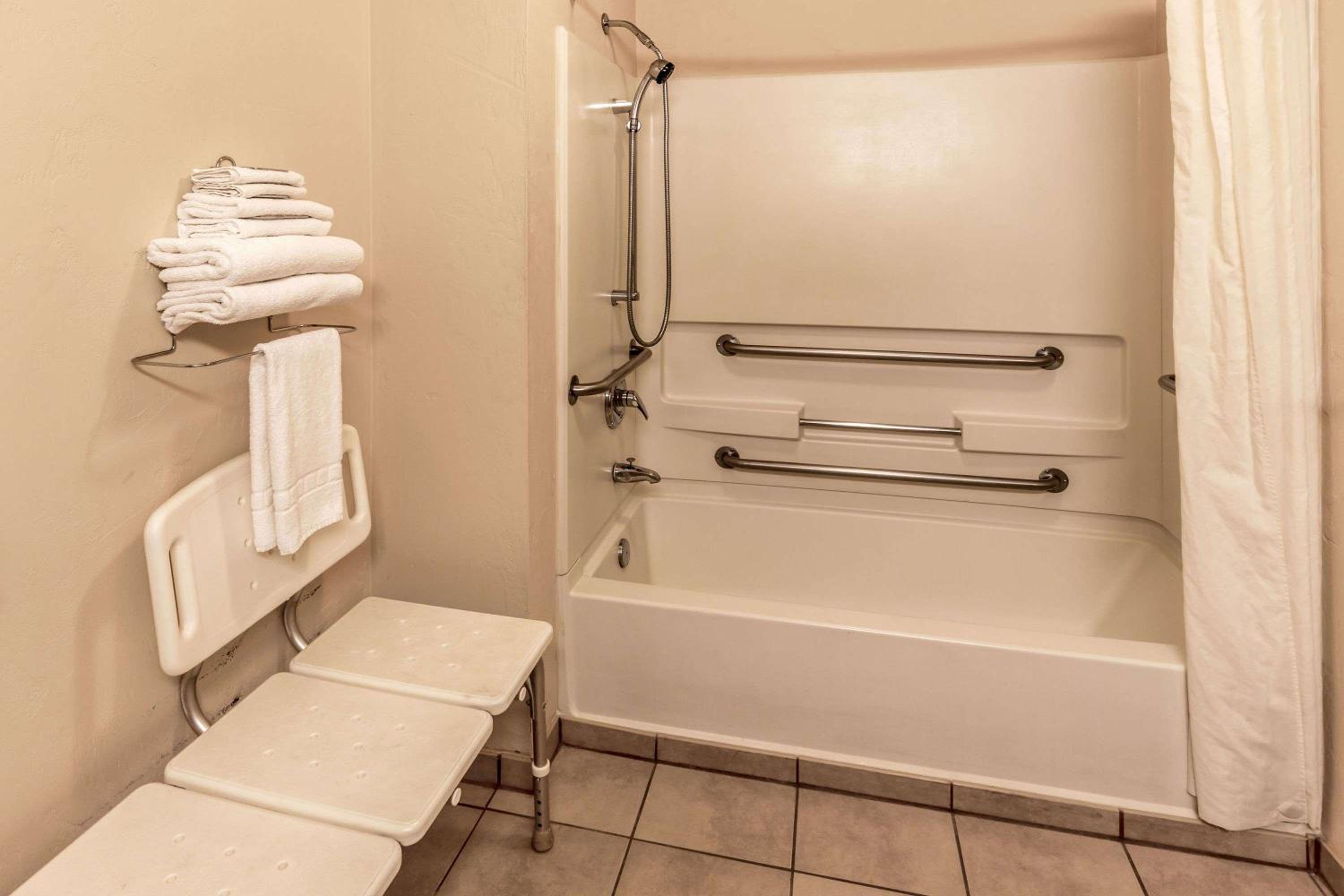 Queen Room with Mobility Access - Non-Smoking - Photo 7