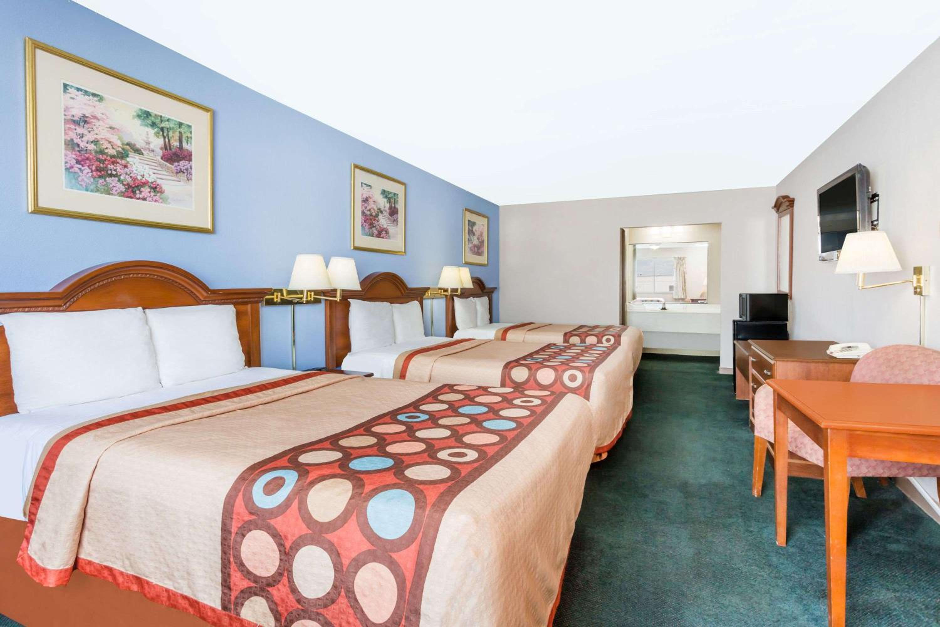Superior Double Room with Three Double Beds - Smoking - Photo 1