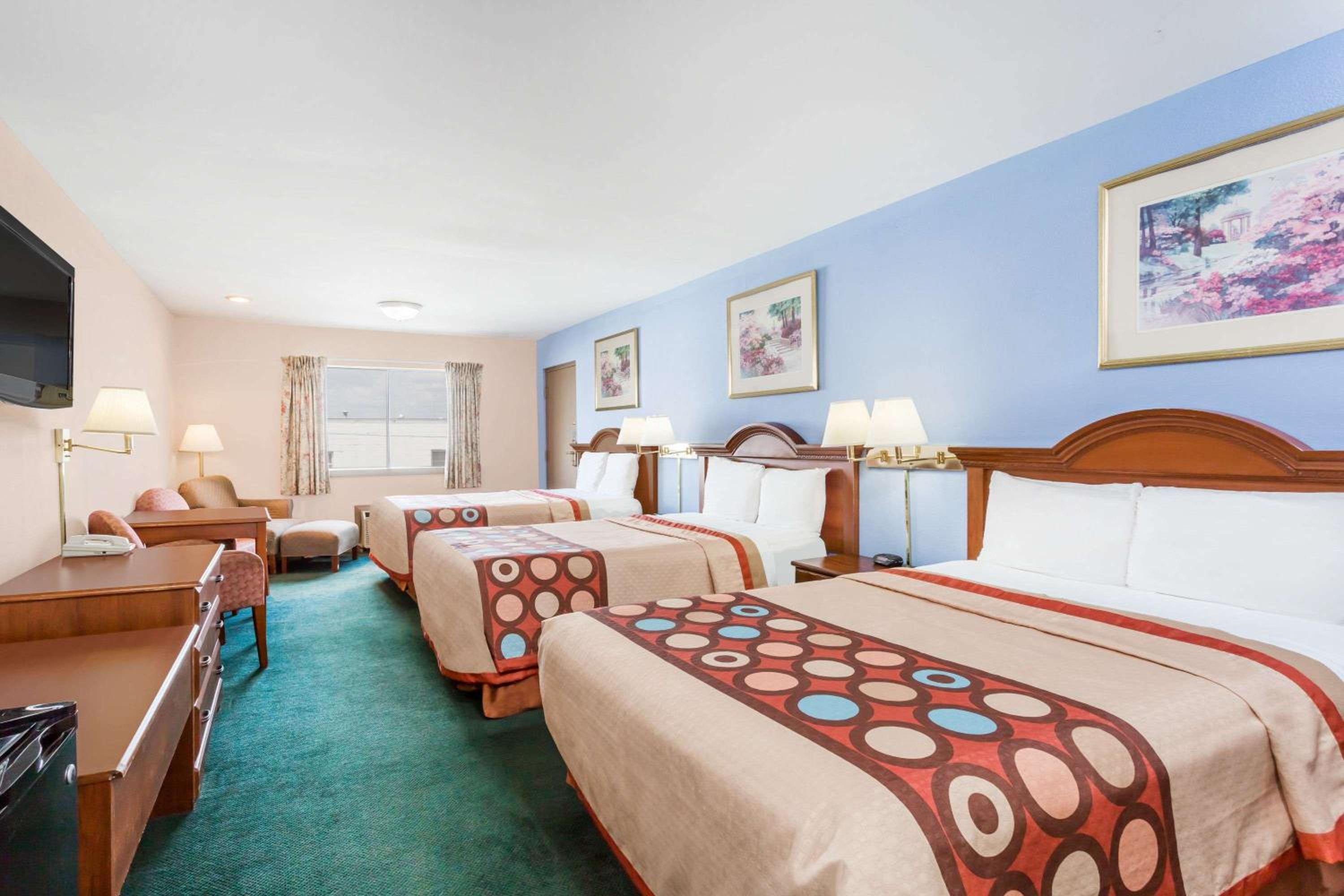 Superior Double Room with Three Double Beds - Smoking - Photo 3