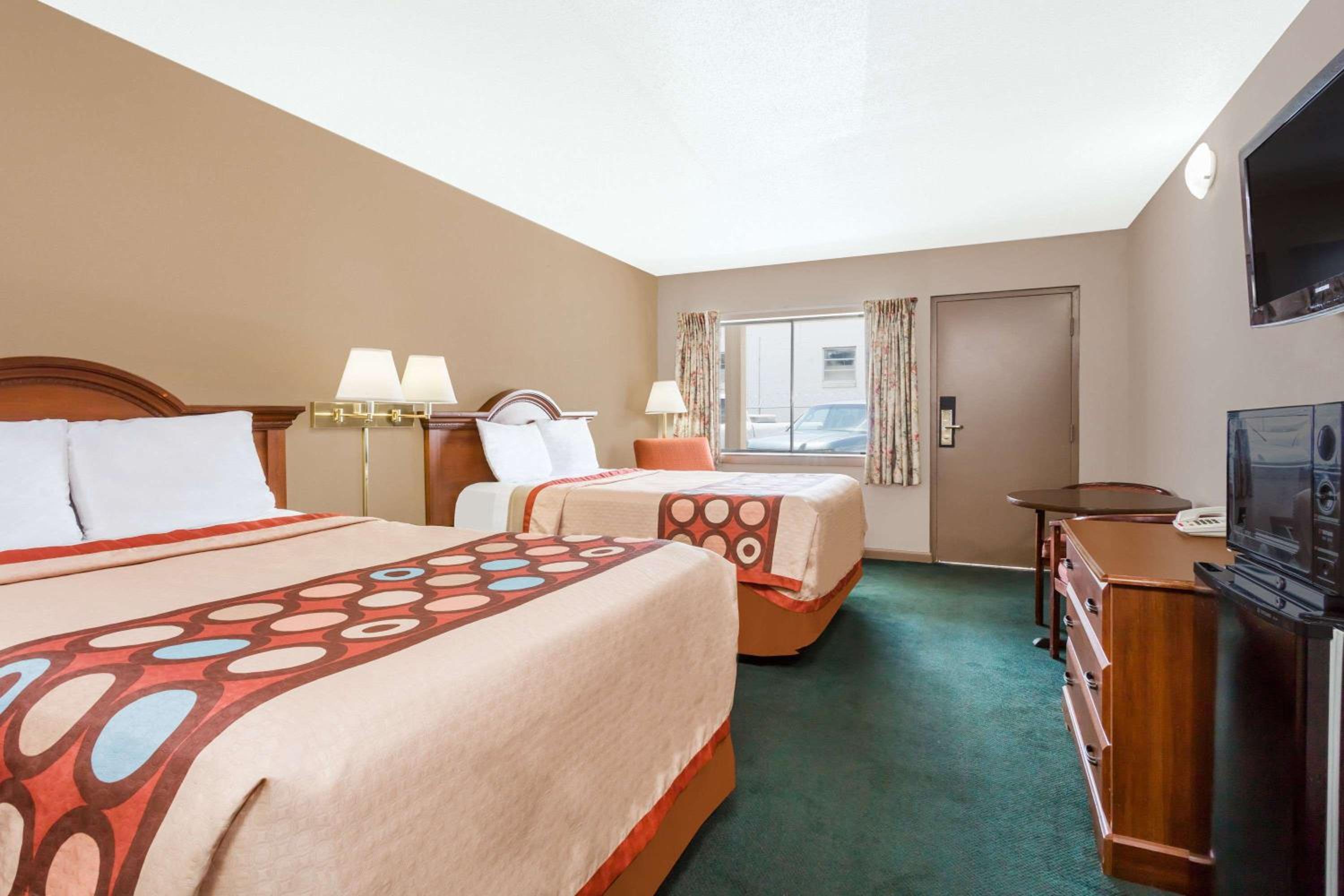 Double Room with Two Double Beds - Smoking - Photo 3