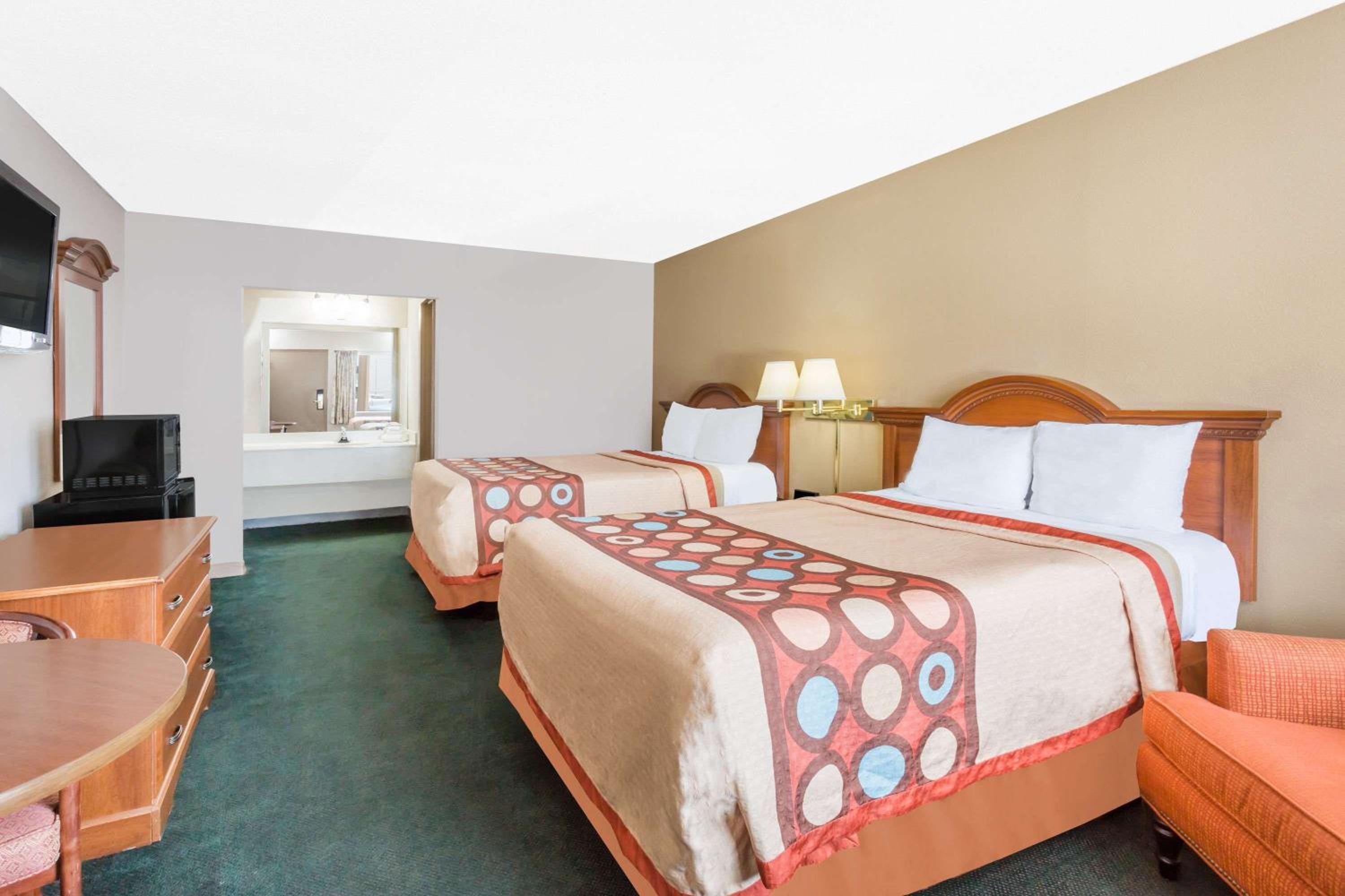 Double Room with Two Double Beds - Smoking - Photo 4
