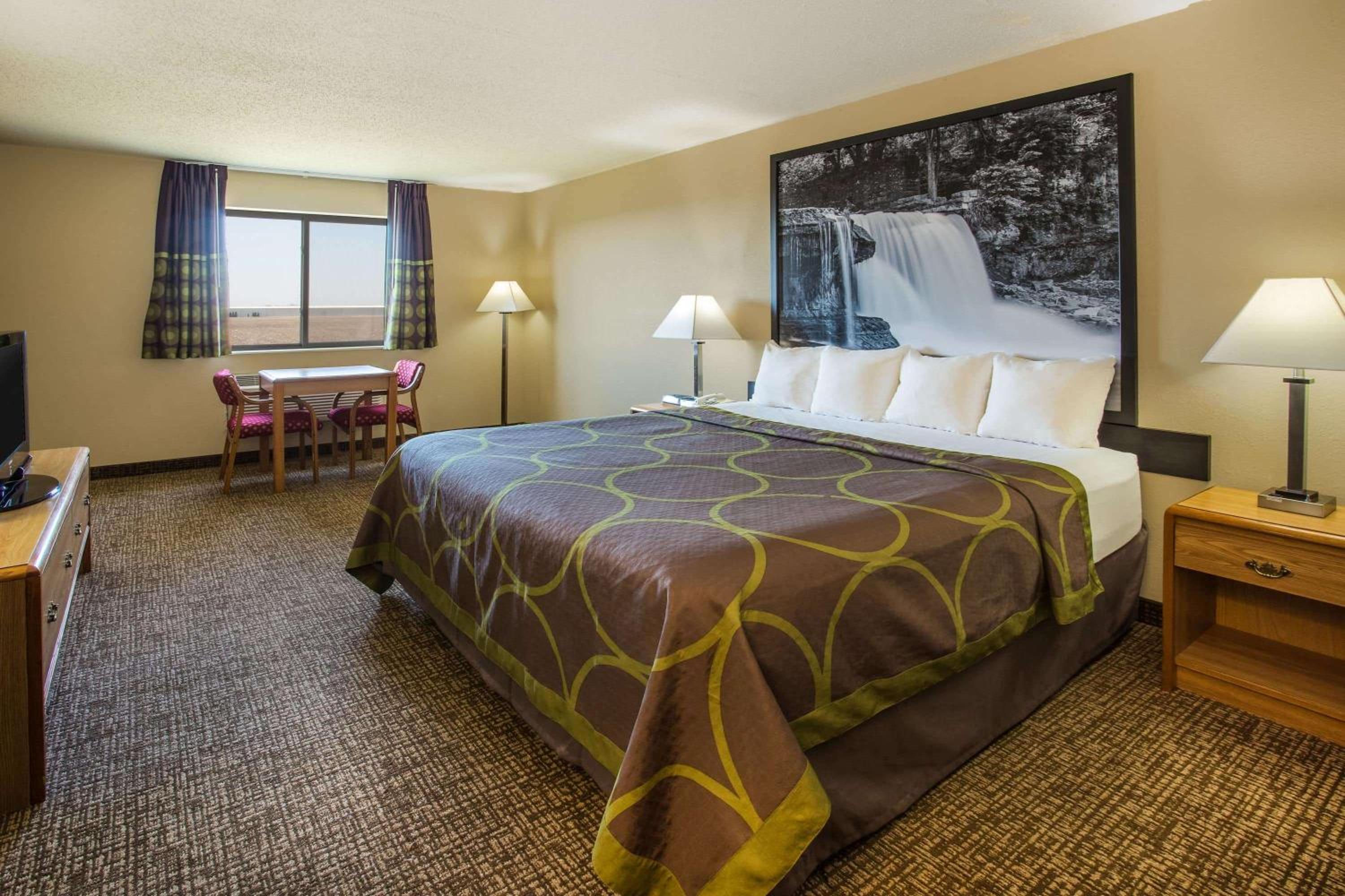 King Room - Non-Smoking photo 3