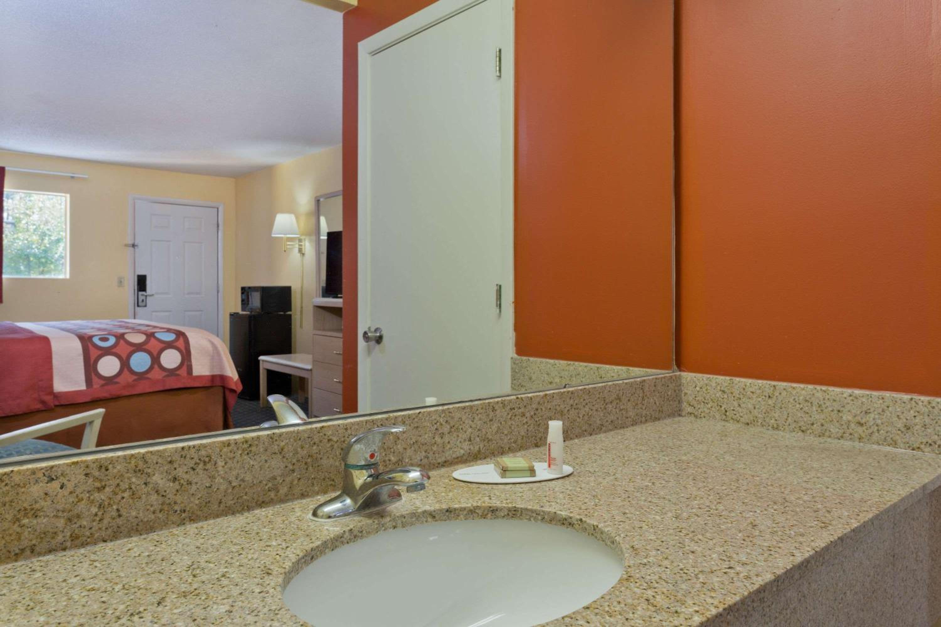 Double Room with Two Double Beds - Mobility Accessible/Smoking photo 3