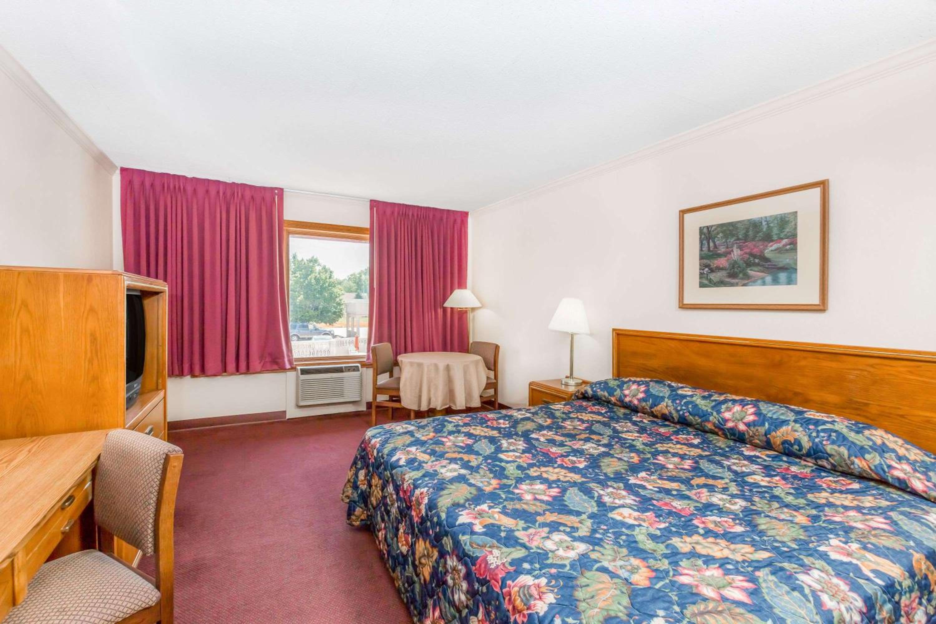 King Room - Non-Smoking photo 1