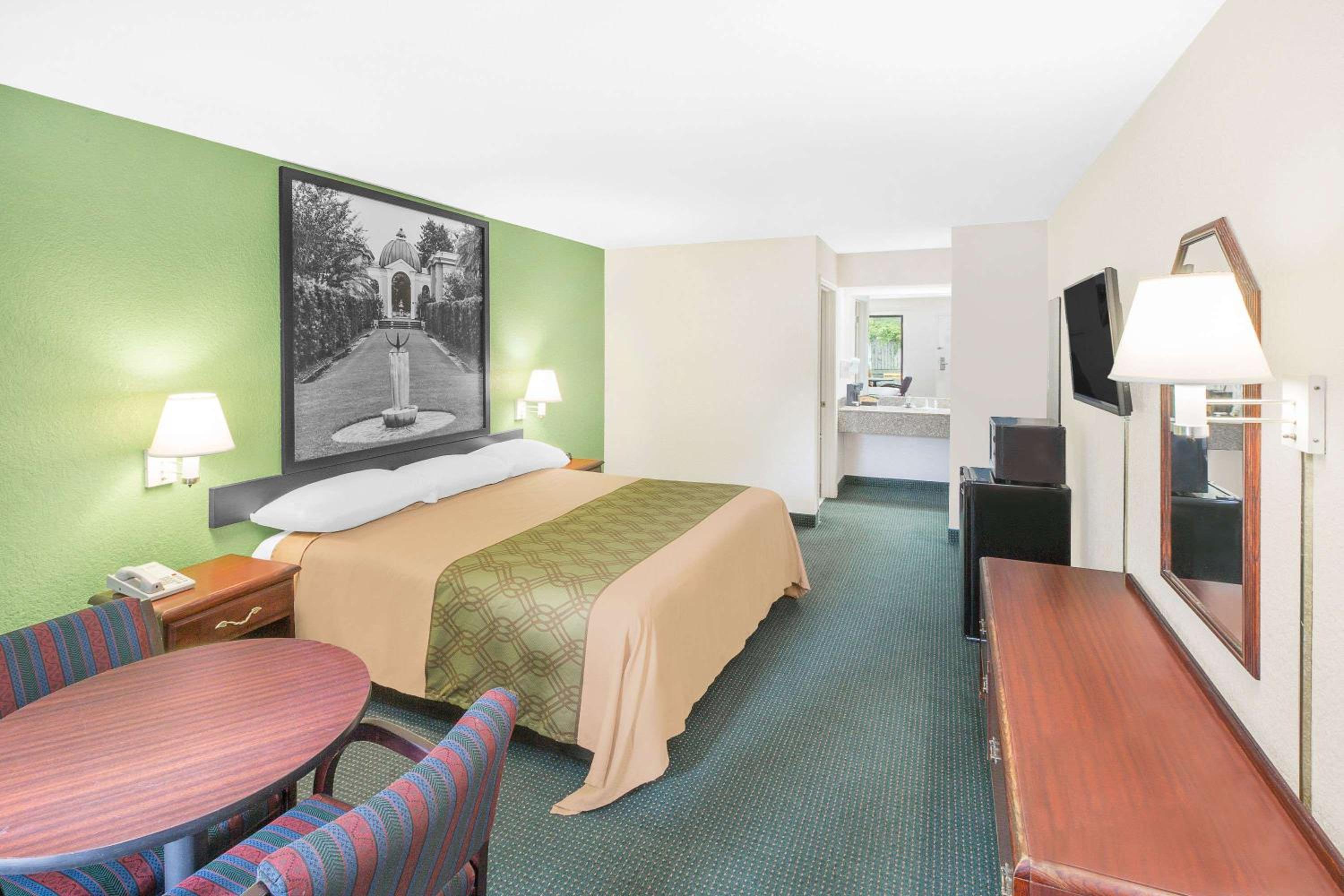 King Room - Non-Smoking - Photo 1