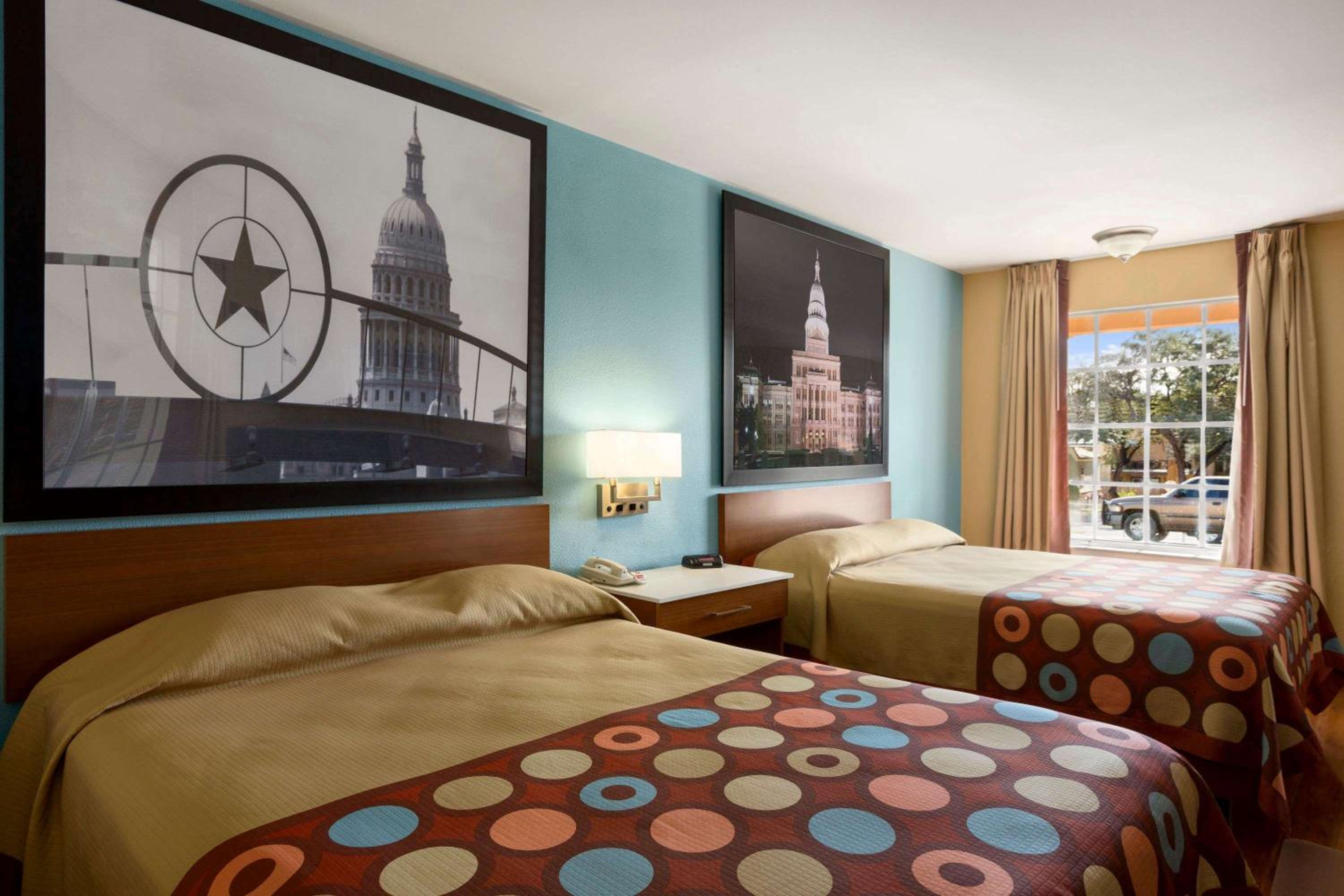 Queen Room with Two Queen Beds - Non-Smoking - Photo 4