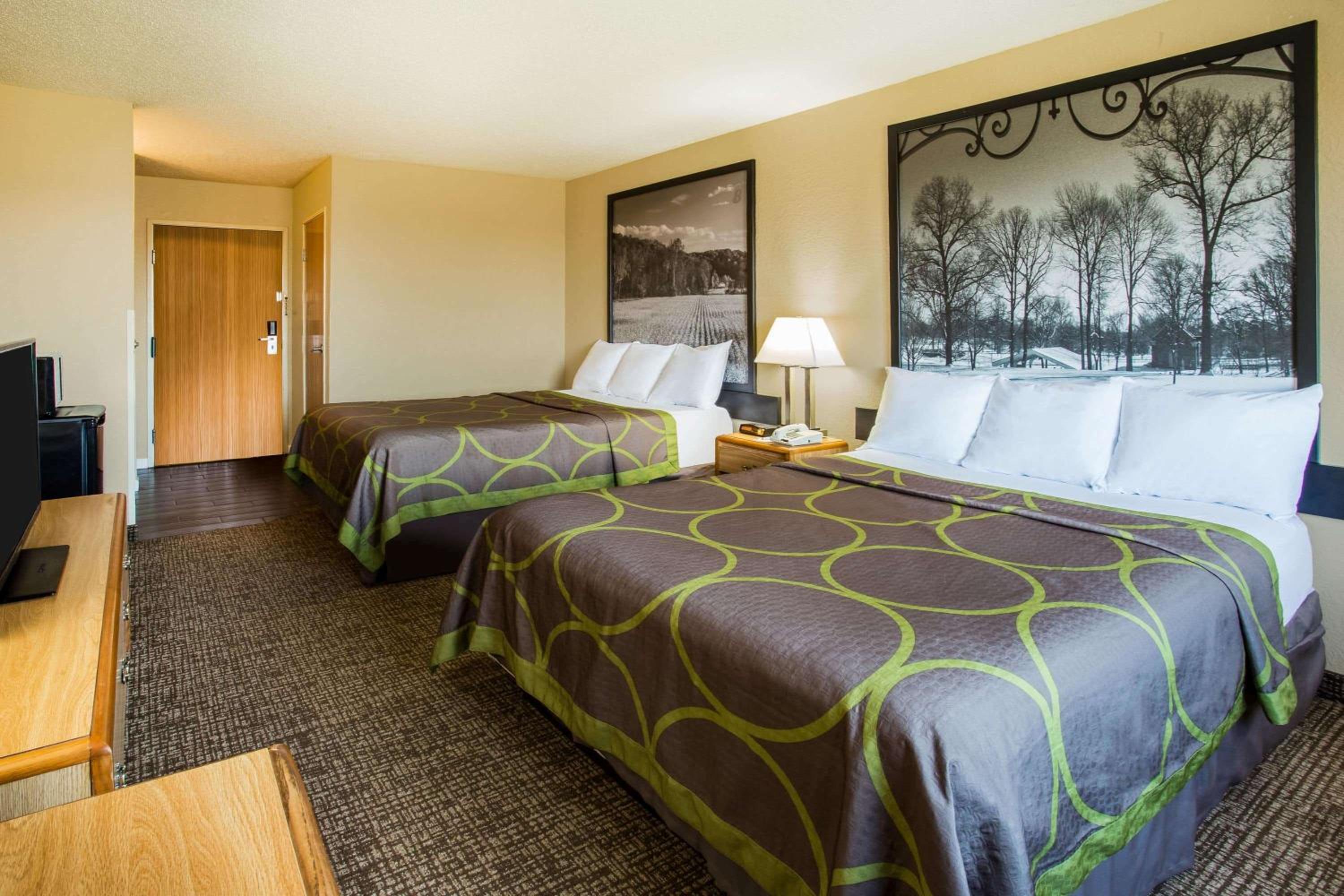 Queen Room with Two Queen Beds - Non-Smoking photo 3