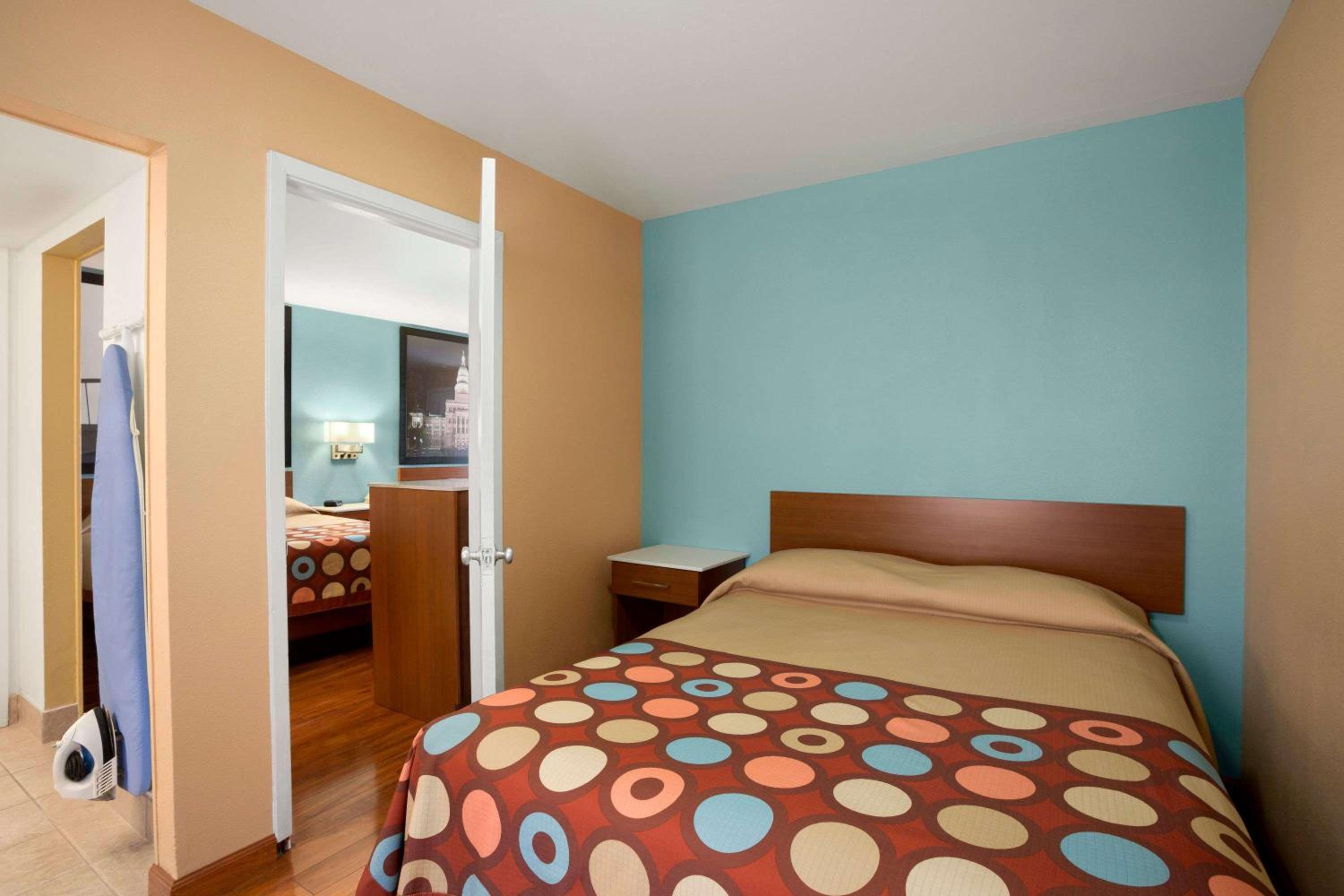 Superior Queen Suite with Three Queen Beds - Non-Smoking - Photo 4
