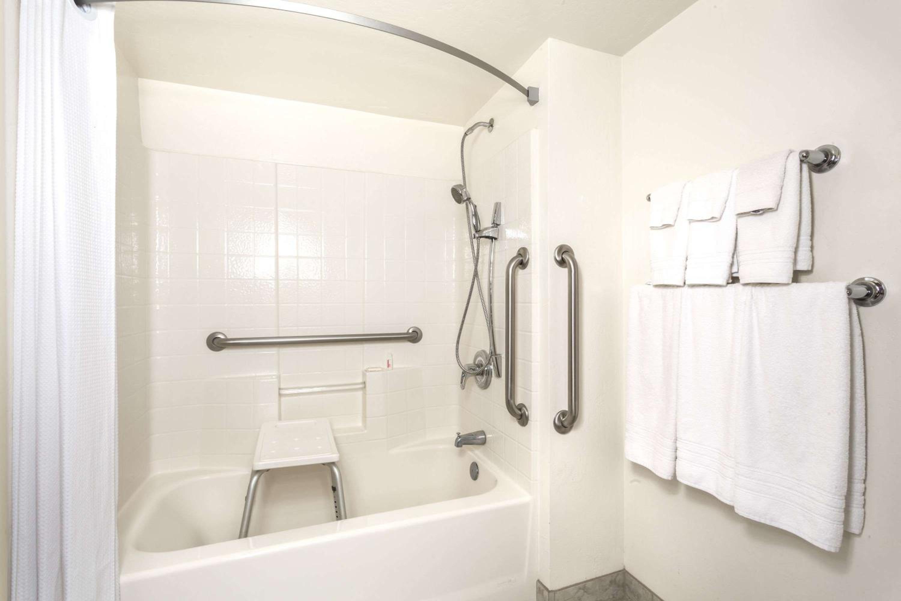 Queen Room - Mobility Access/Non-Smoking - Photo 12