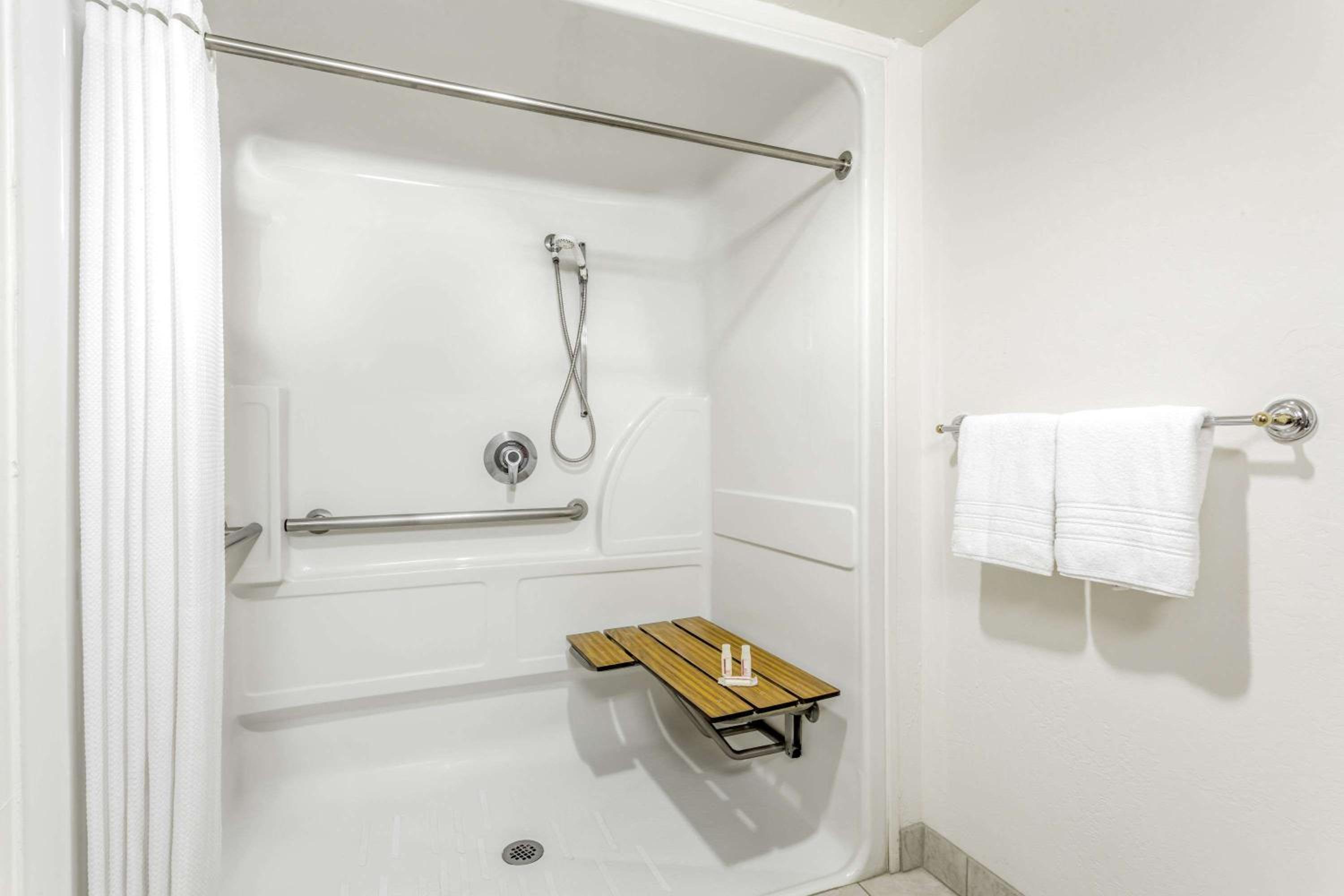 Queen Room - Mobility Access/Non-Smoking - Photo 11