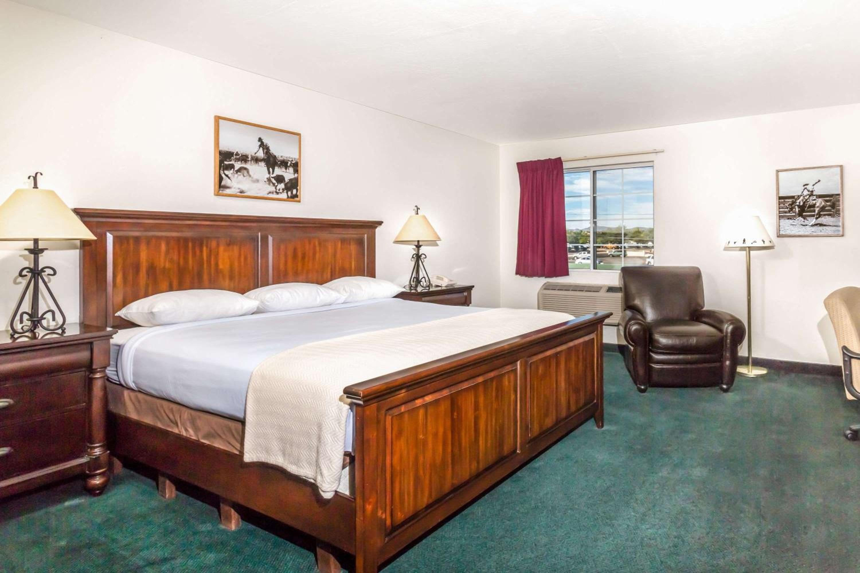 King Room - Non-Smoking - Photo 5