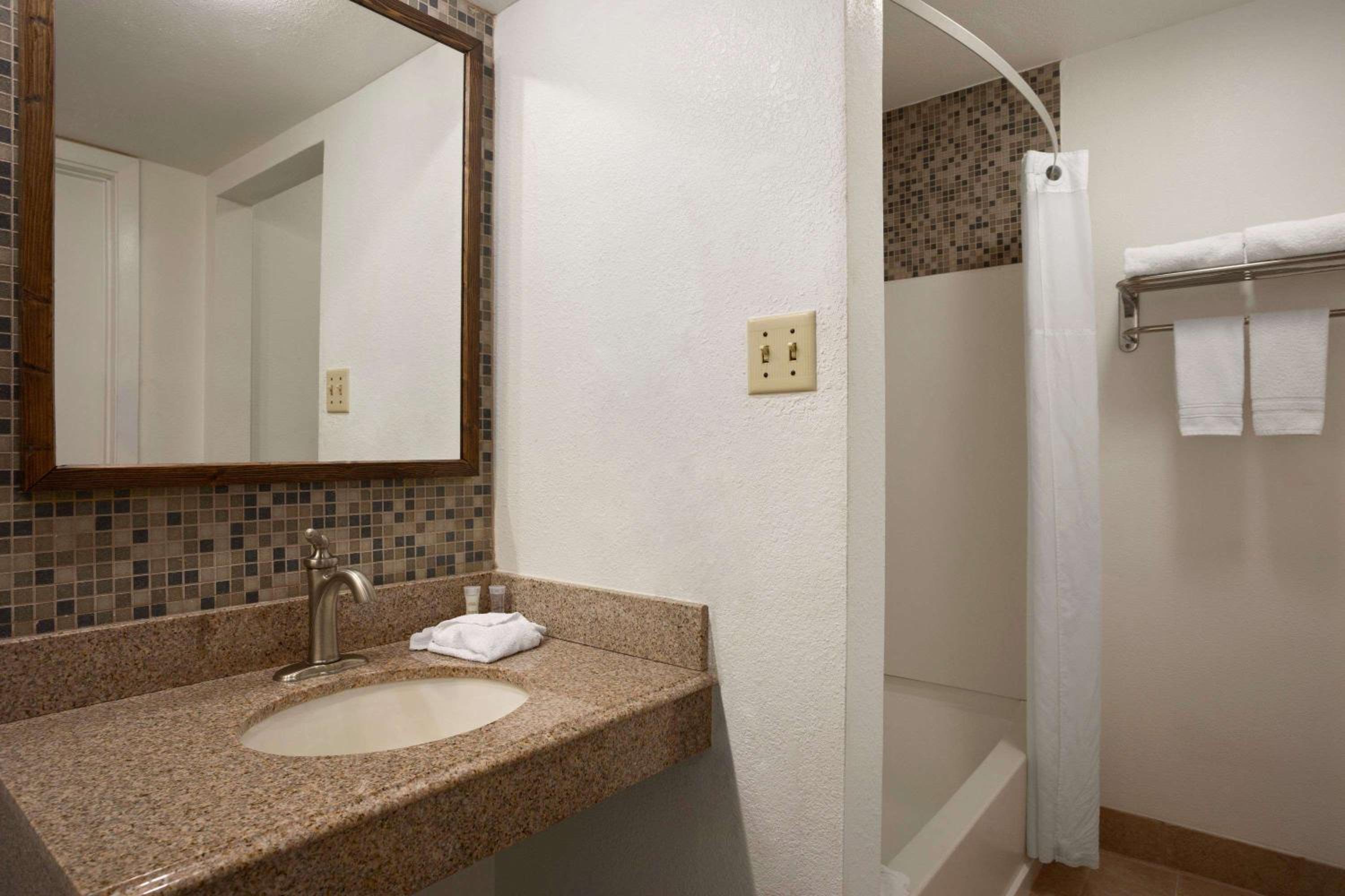 Queen Room - Non-Smoking - Photo 4