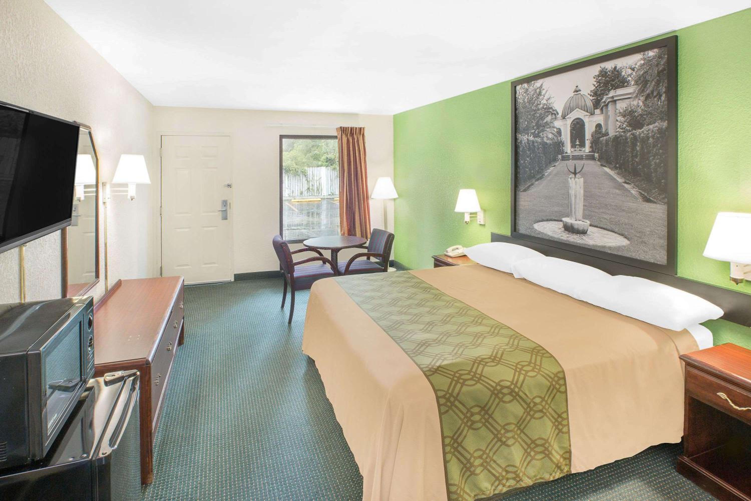 King Room - Non-Smoking - Photo 2