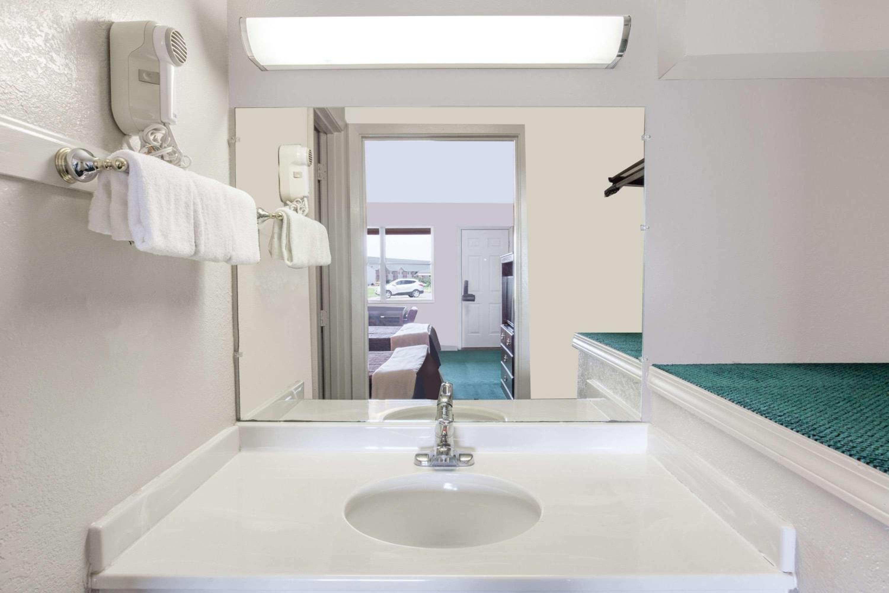 Double Room with Two Double Beds - Non-Smoking - Photo 11