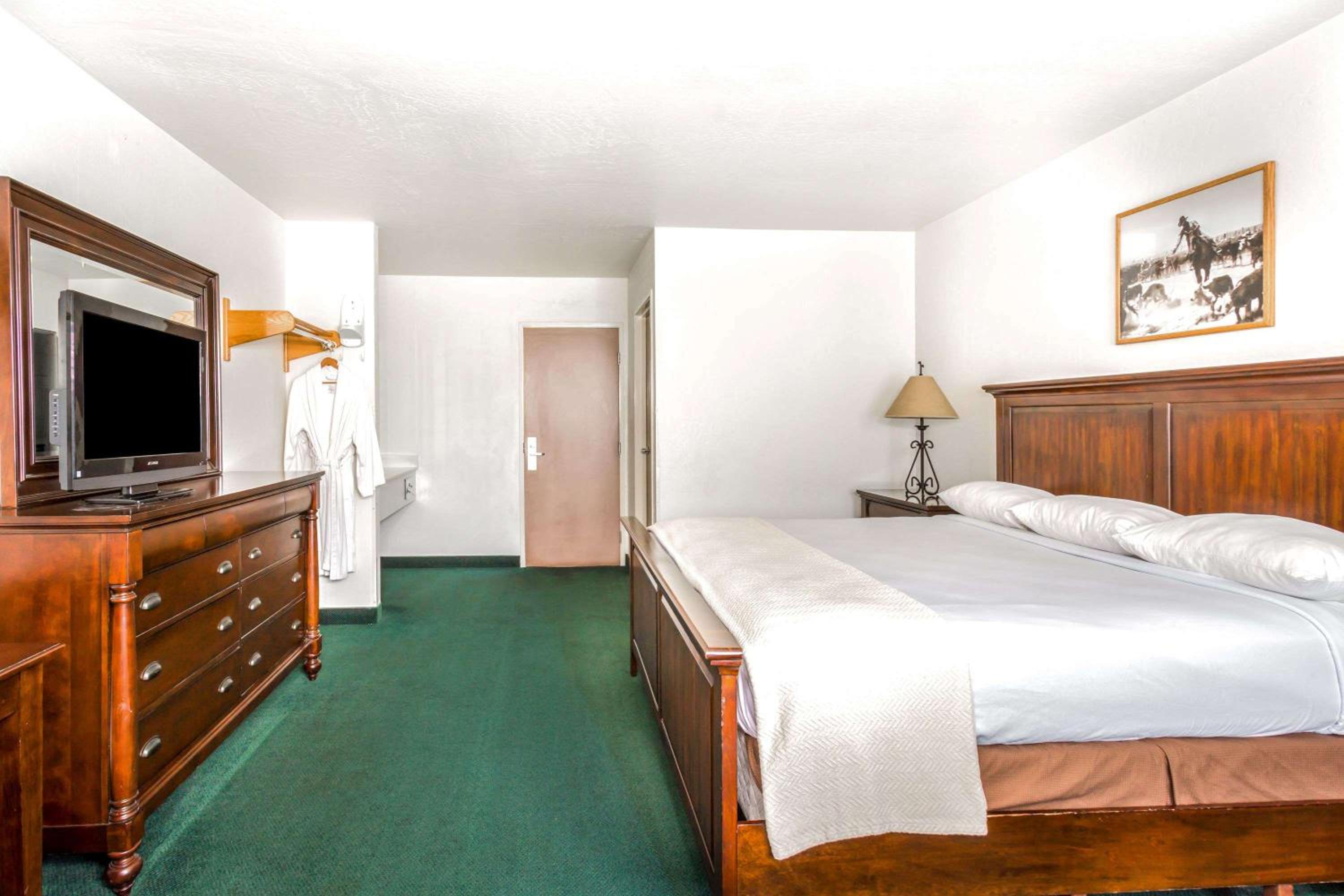 King Room - Non-Smoking - Photo 1