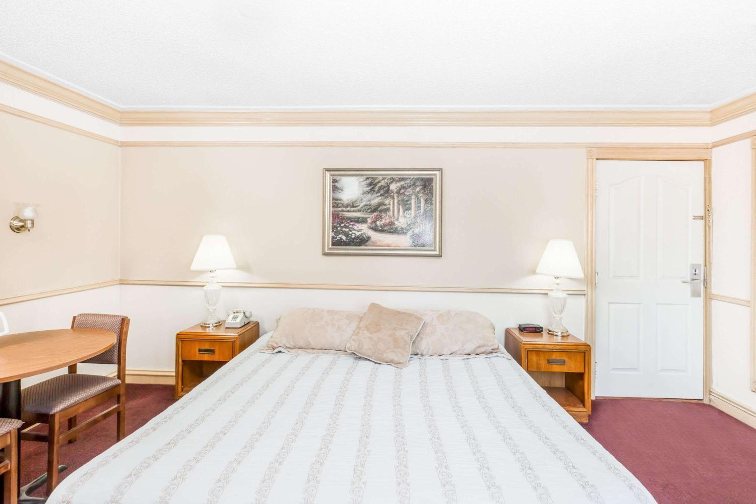 Deluxe King Suite - Photo 3
