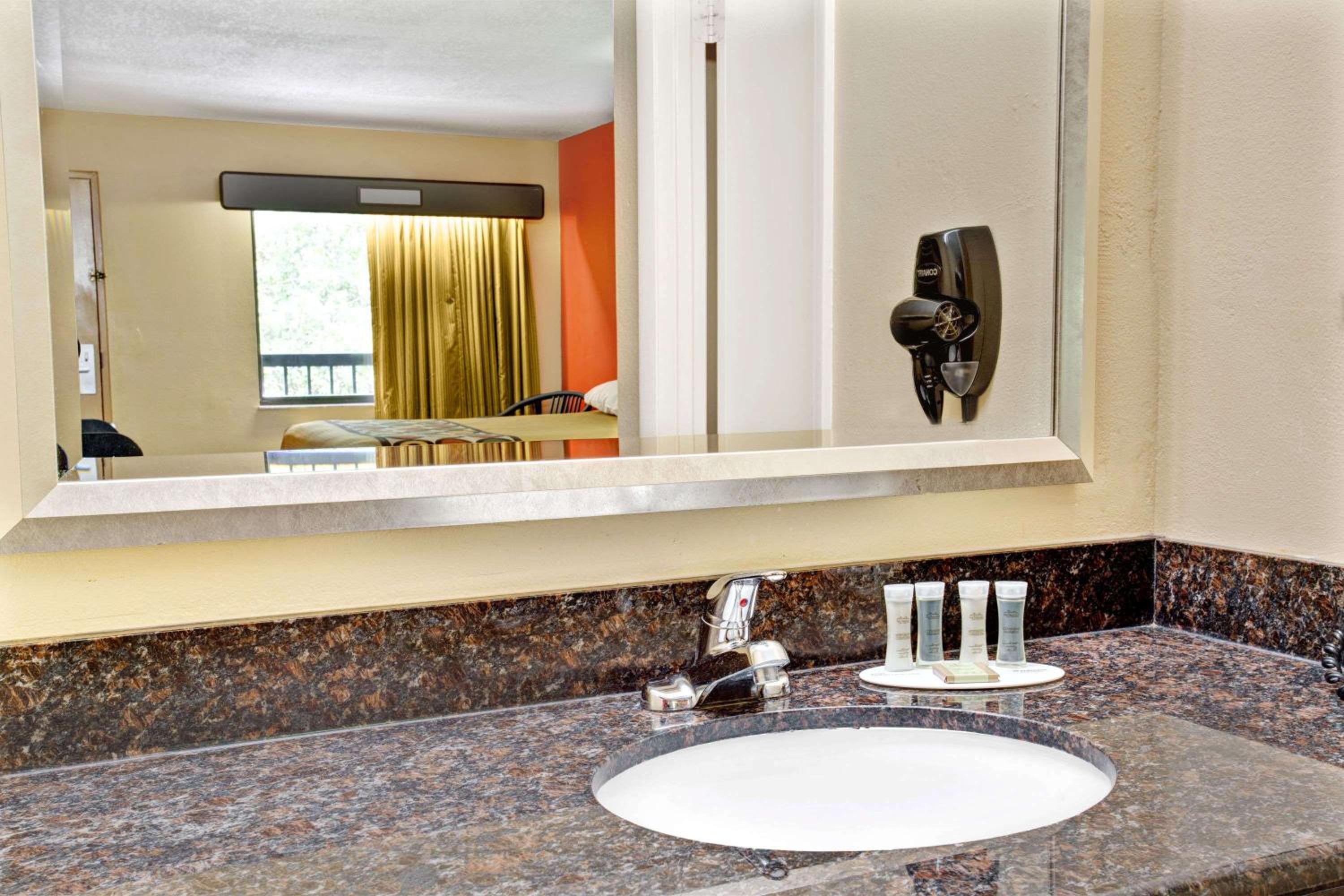 Super 8 by Wyndham Kissimmee/Maingate/Orlando Area, Photo 7