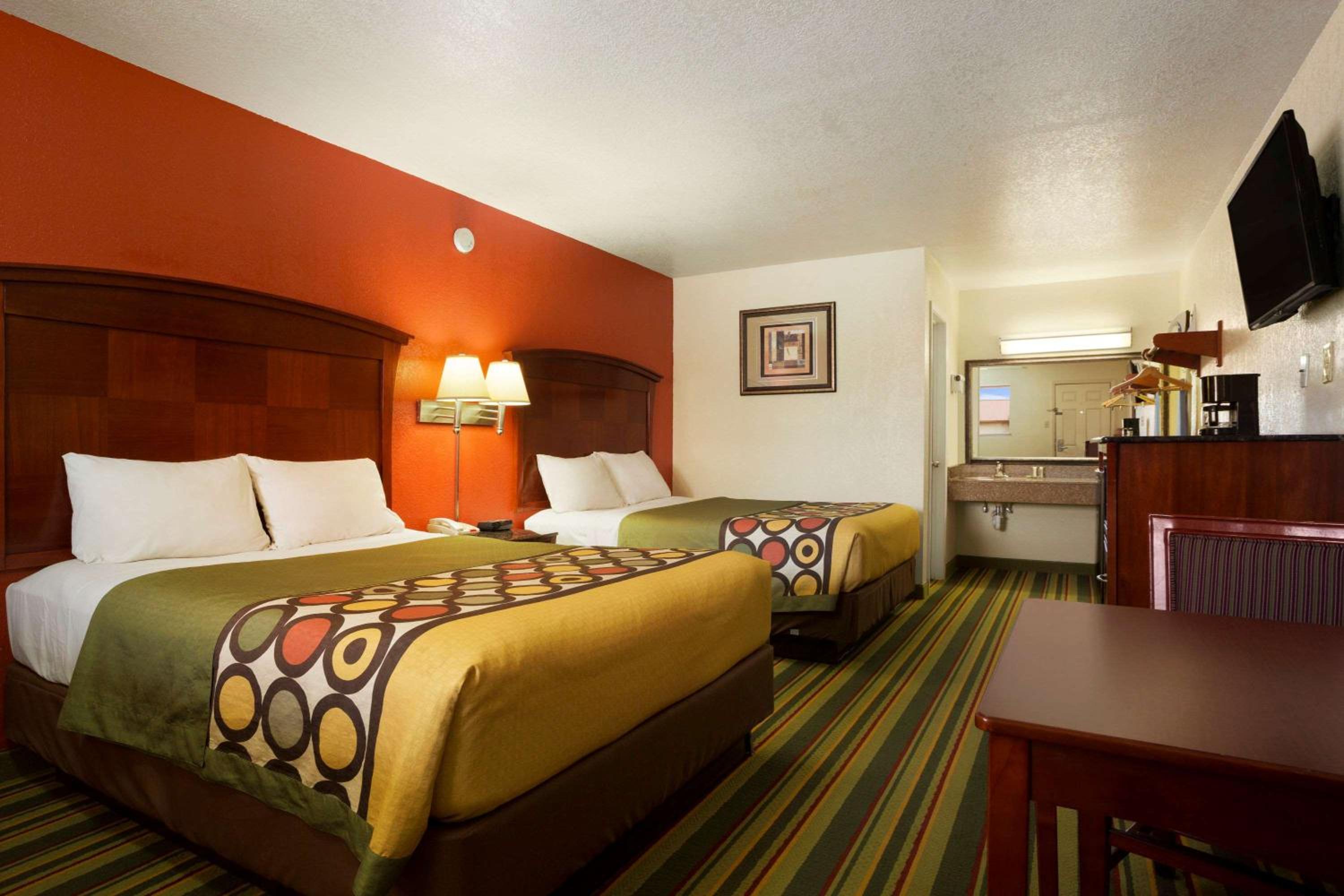 Queen Room with Two Queen Beds - Non-Smoking - Photo 1