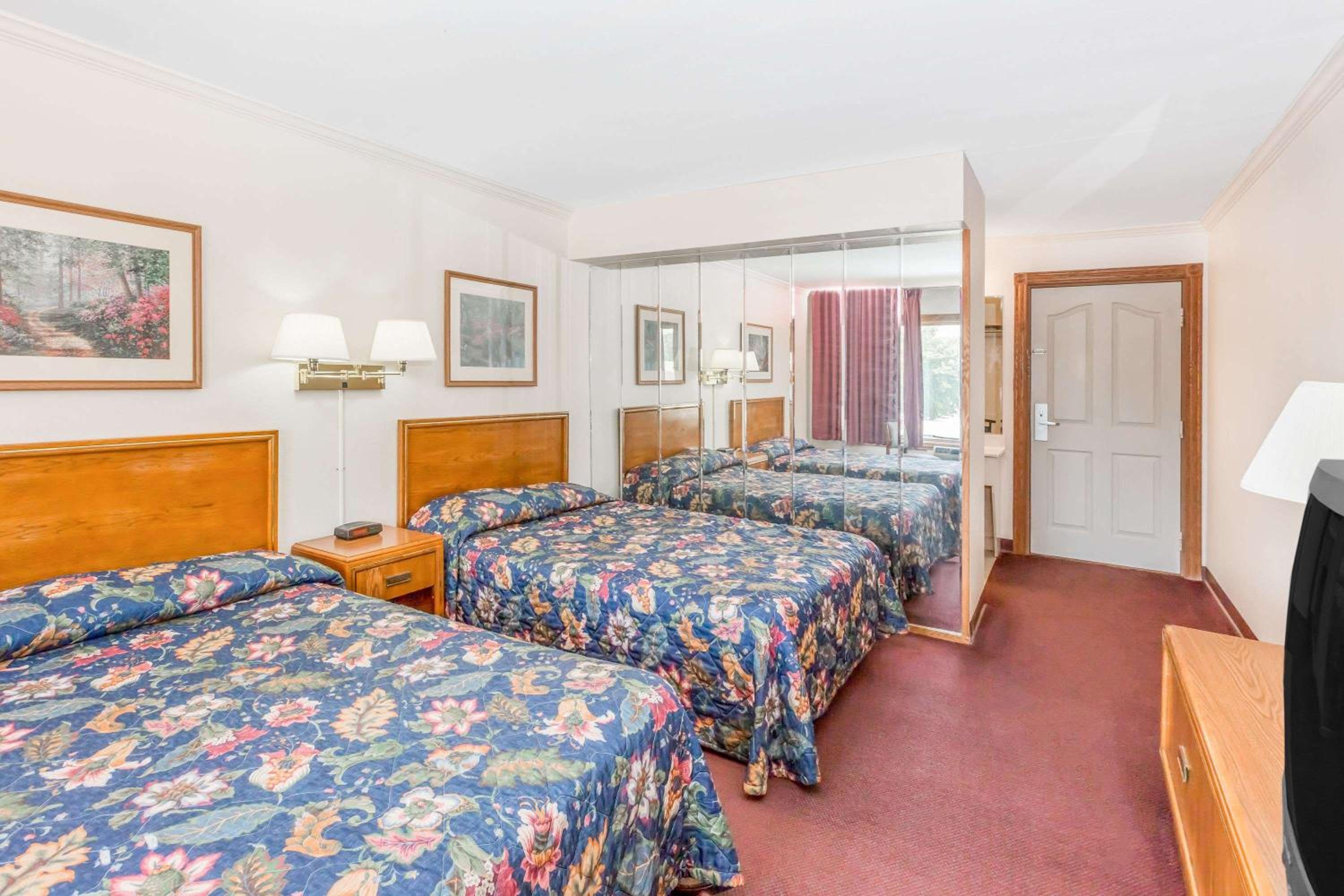 Deluxe Double Room with Two Double Beds - Non-Smoking photo 1