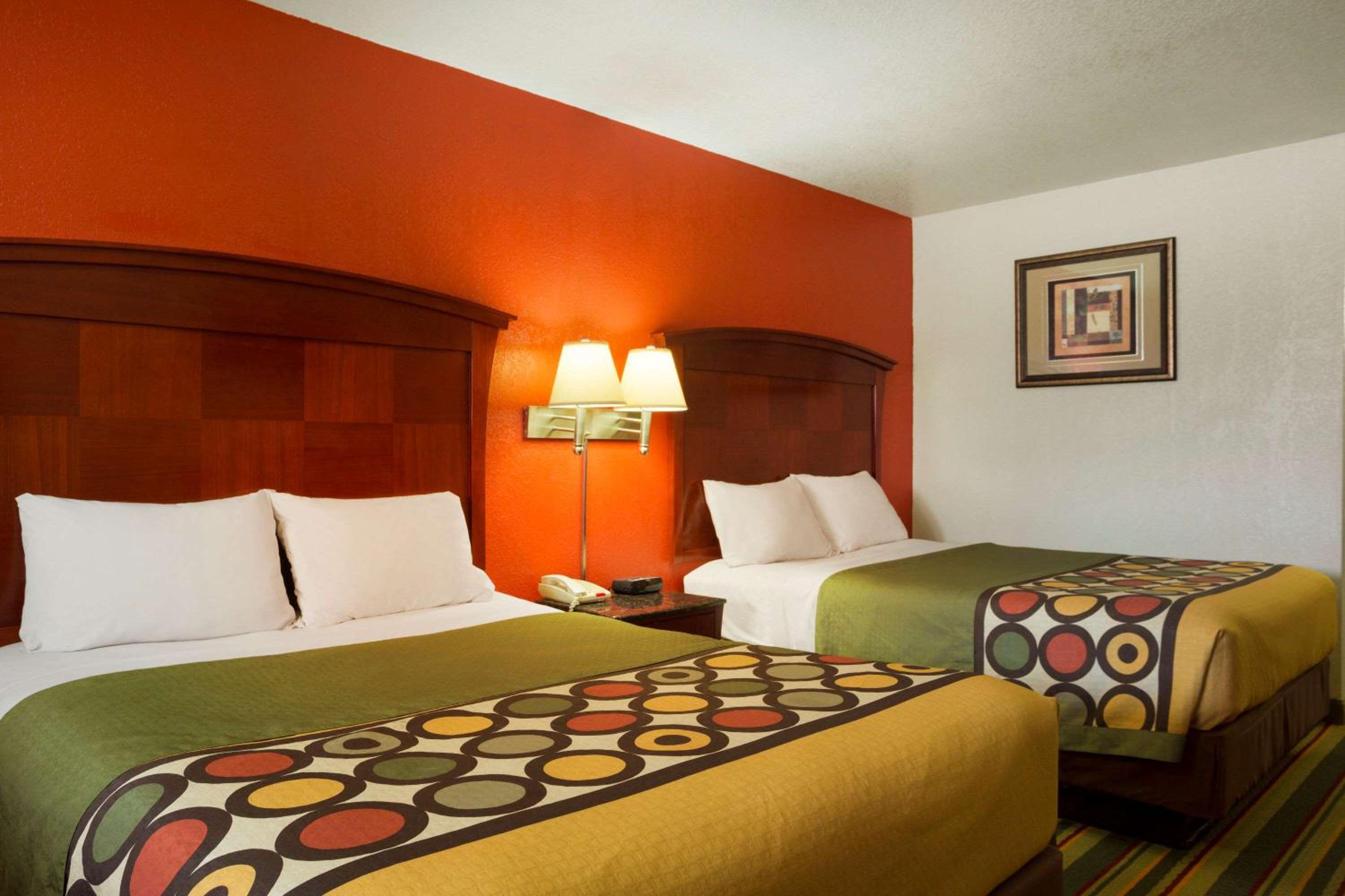 Queen Room with Two Queen Beds - Non-Smoking - Photo 6