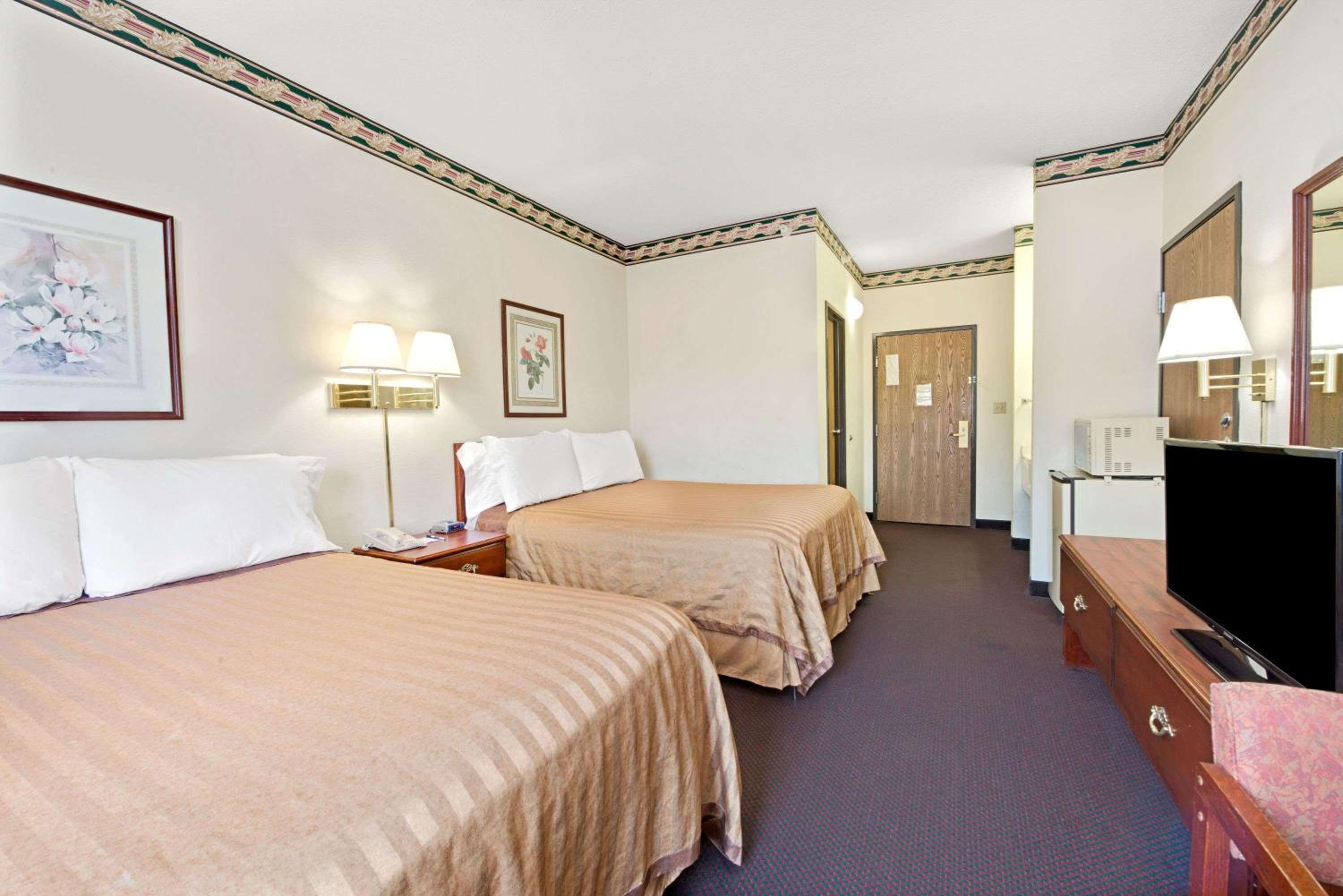 Queen Room with Two Queen Beds - Non-Smoking - Photo 1