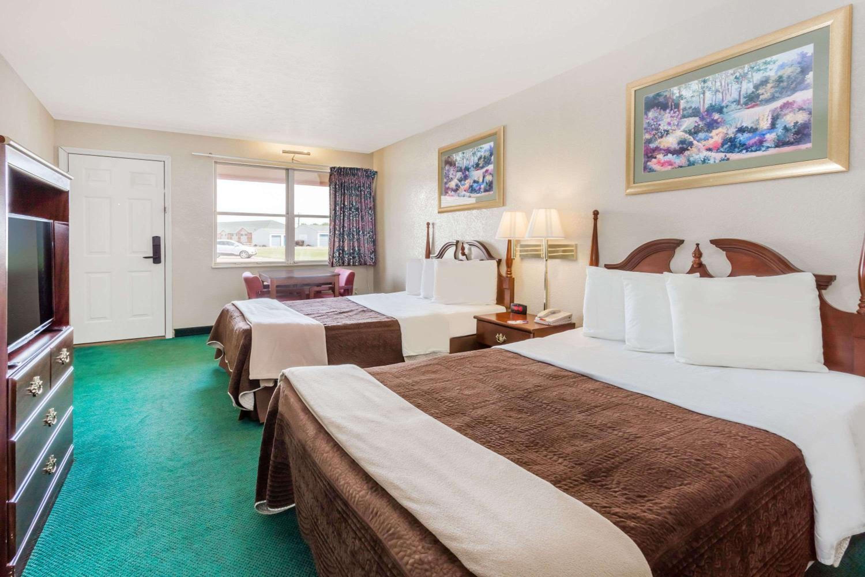 Double Room with Two Double Beds - Non-Smoking - Photo 2