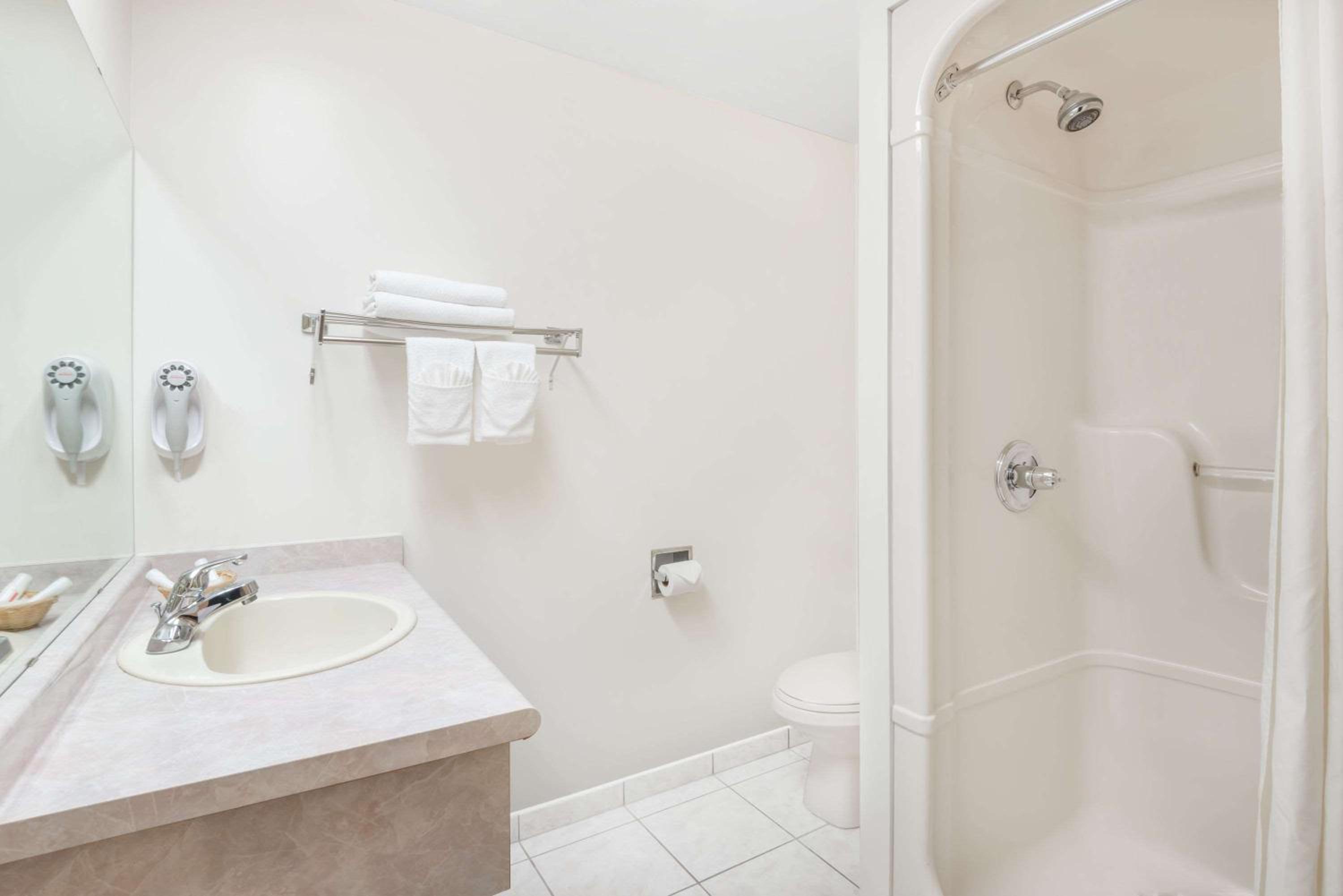 King Room - Disability Access - Non-Smoking - Photo 2