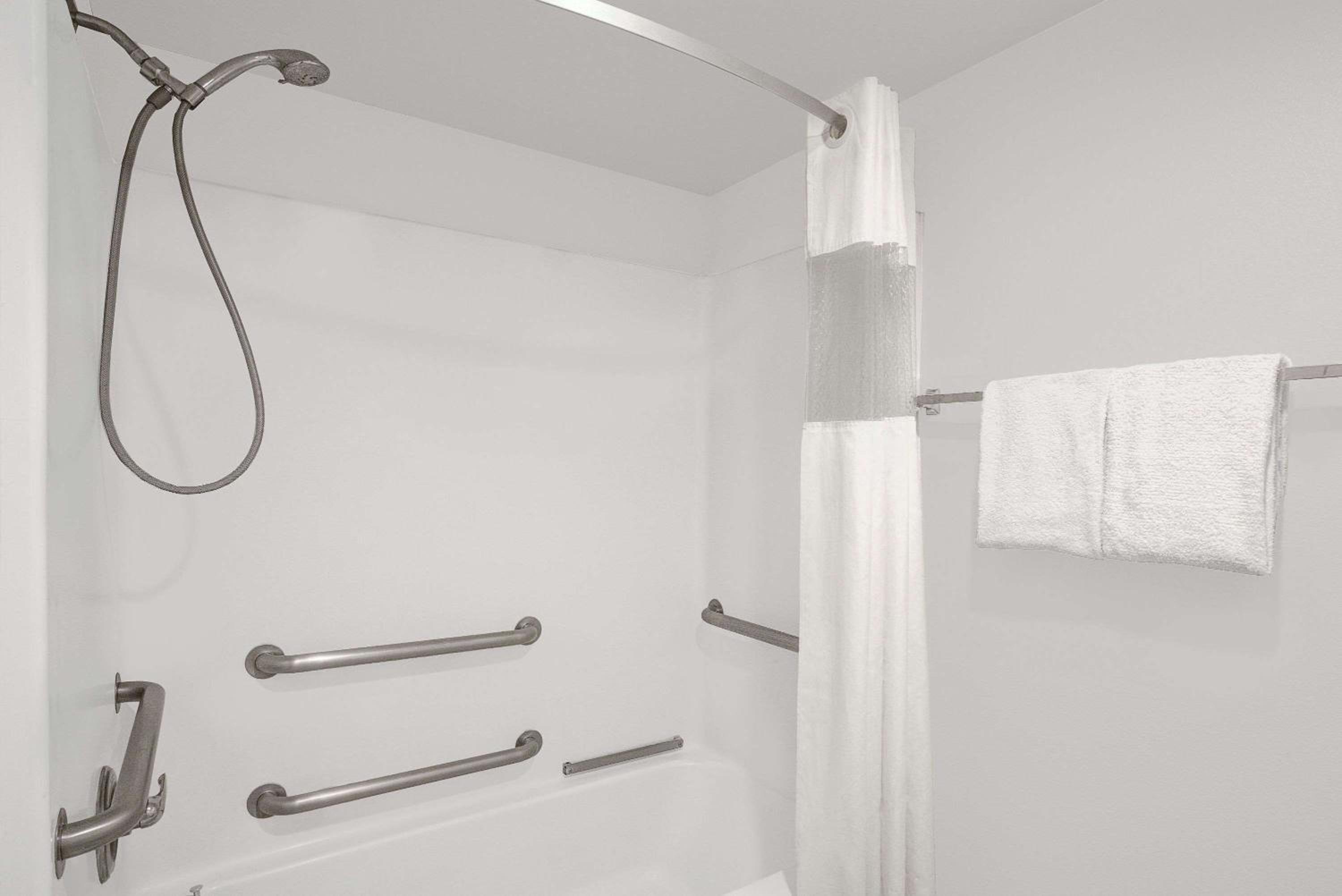 Queen Room - Mobility Access/Non-Smoking - Photo 4