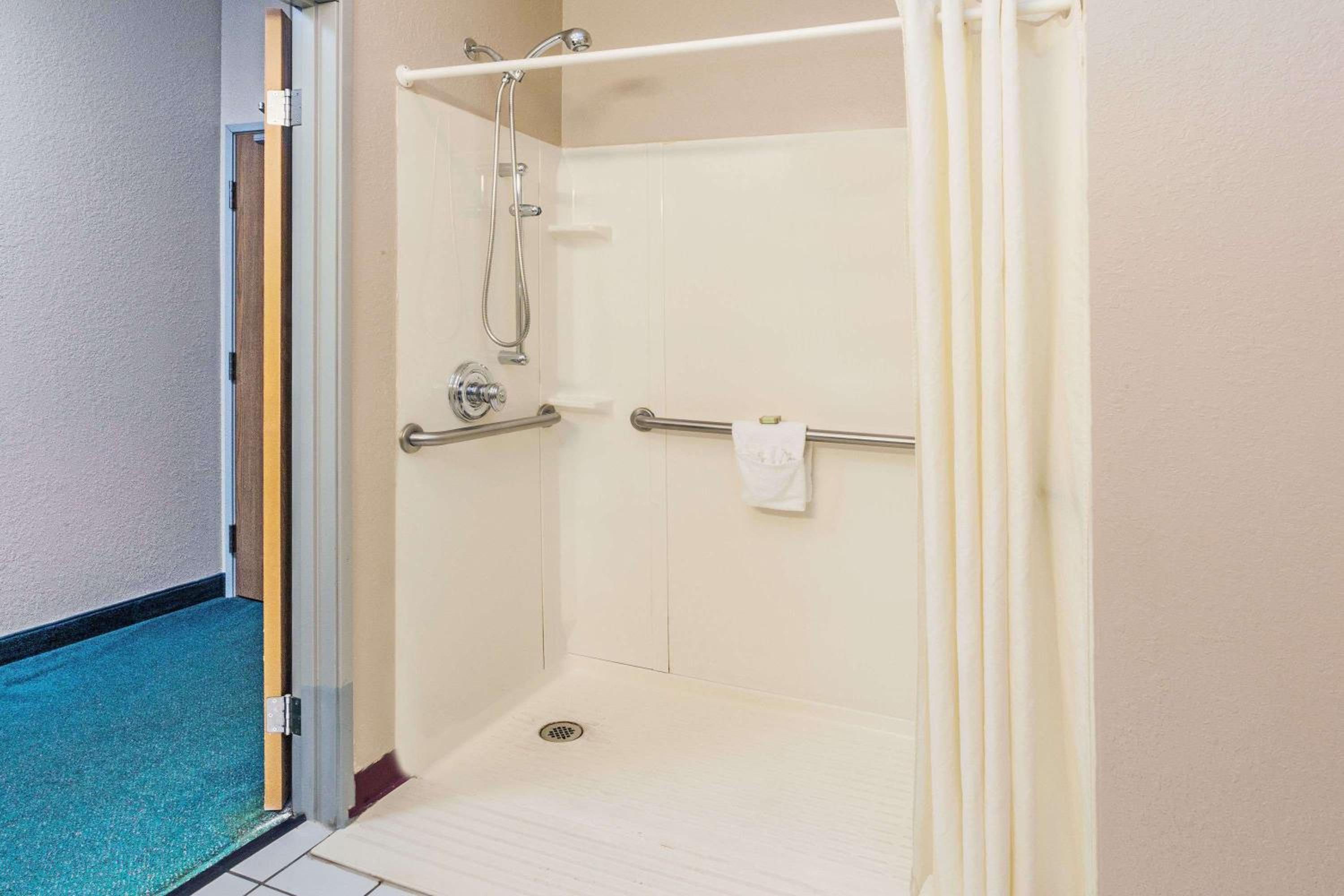 Queen Room - Mobility Access/Non-Smoking - Photo 4