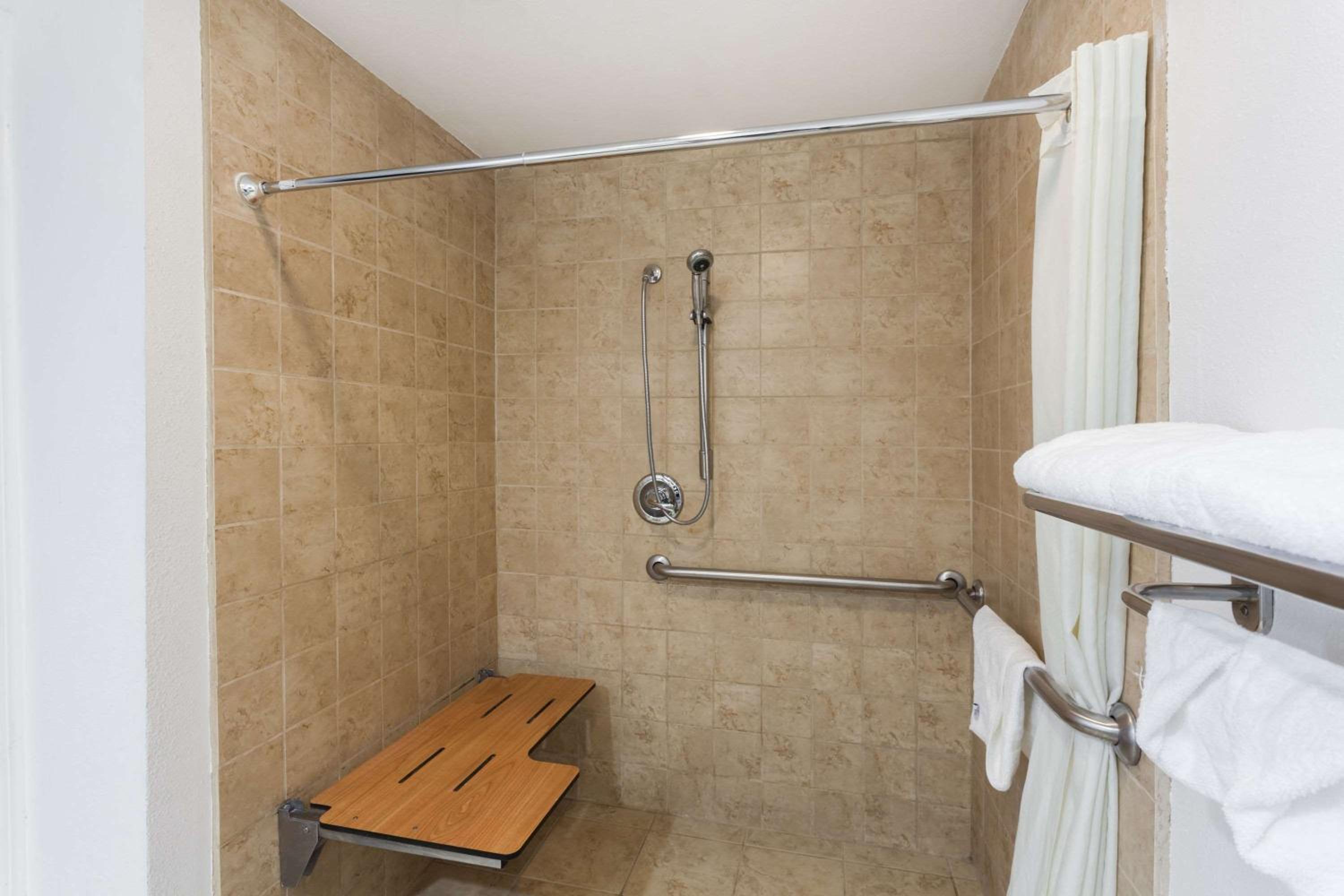 King Room - with Mobility/Hearing Impaired Access - Non-Smoking - Photo 7