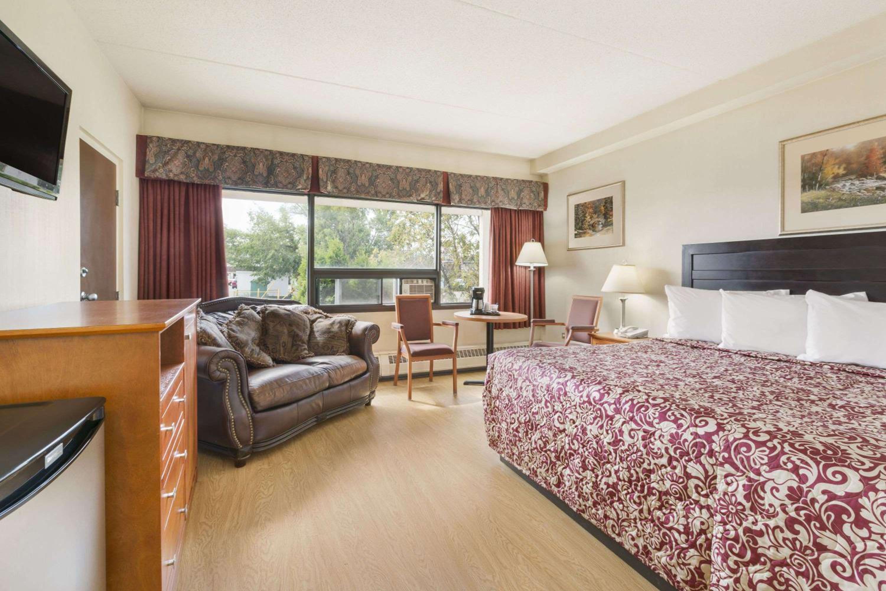 King Room - Non-Smoking photo 1