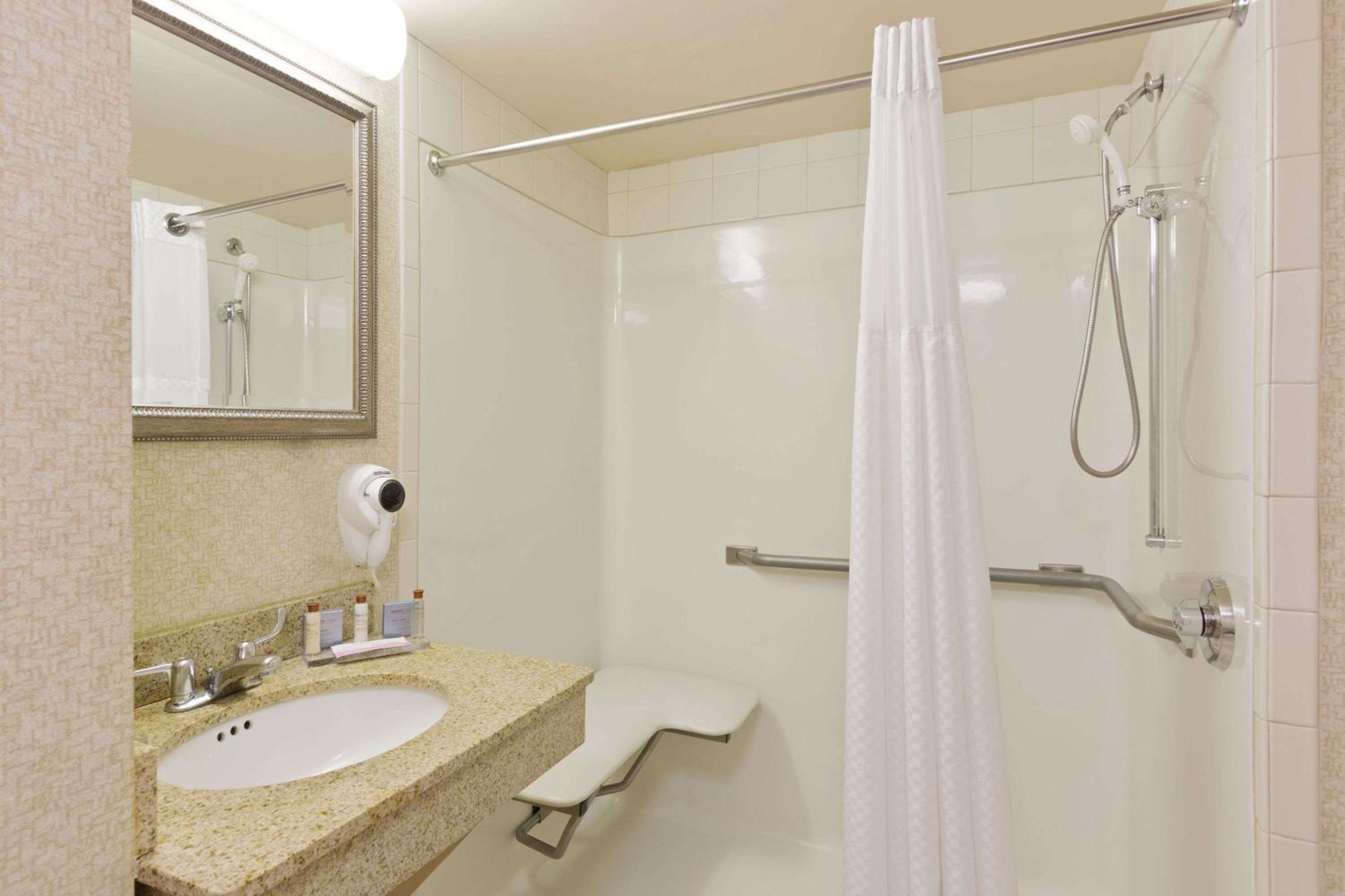 King Room - Disability Access - Non-Smoking - Photo 3