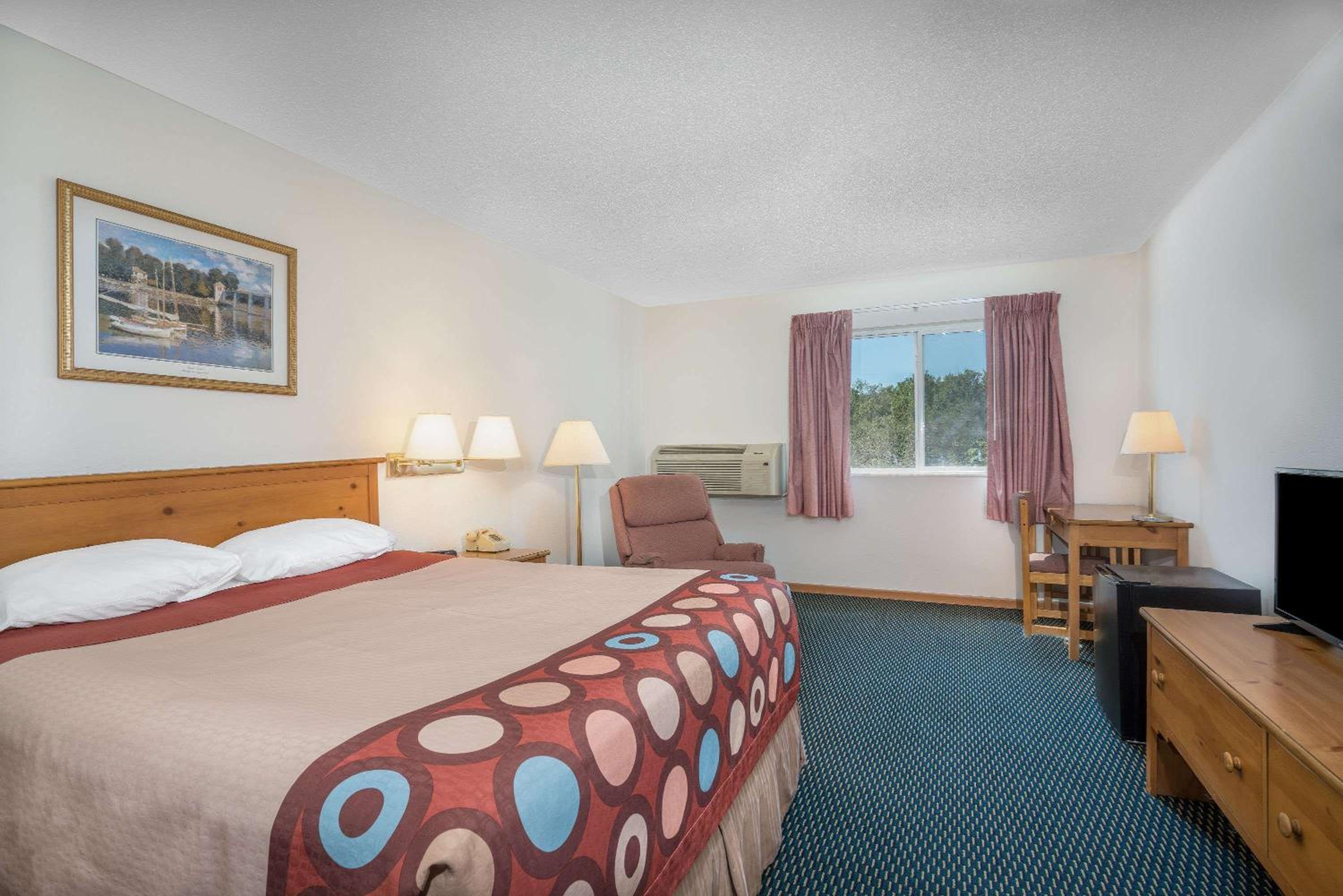 Deluxe Queen Room - Non-Smoking photo 1