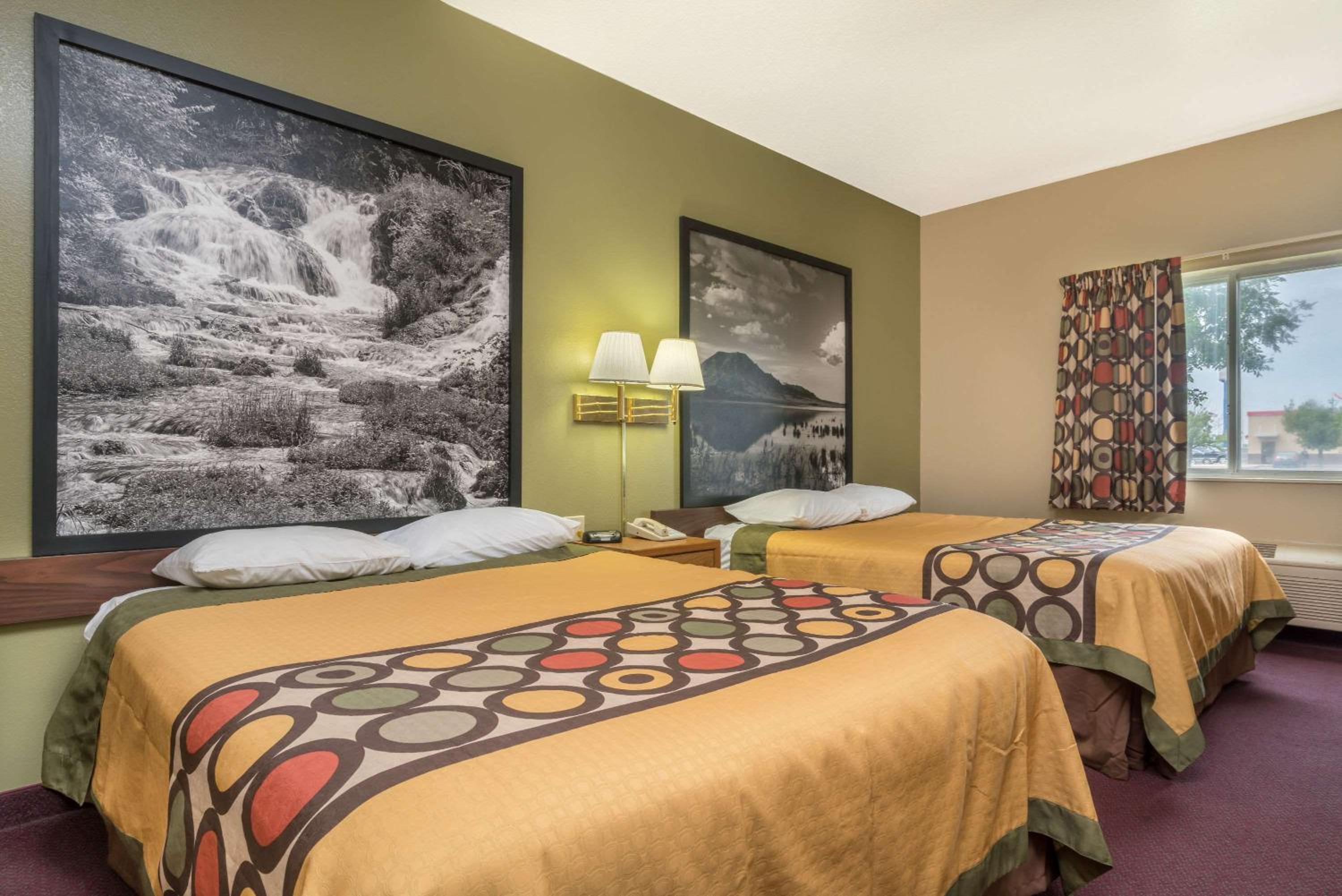Deluxe Queen Room with Two Queen Beds - Non-Smoking - Photo 1