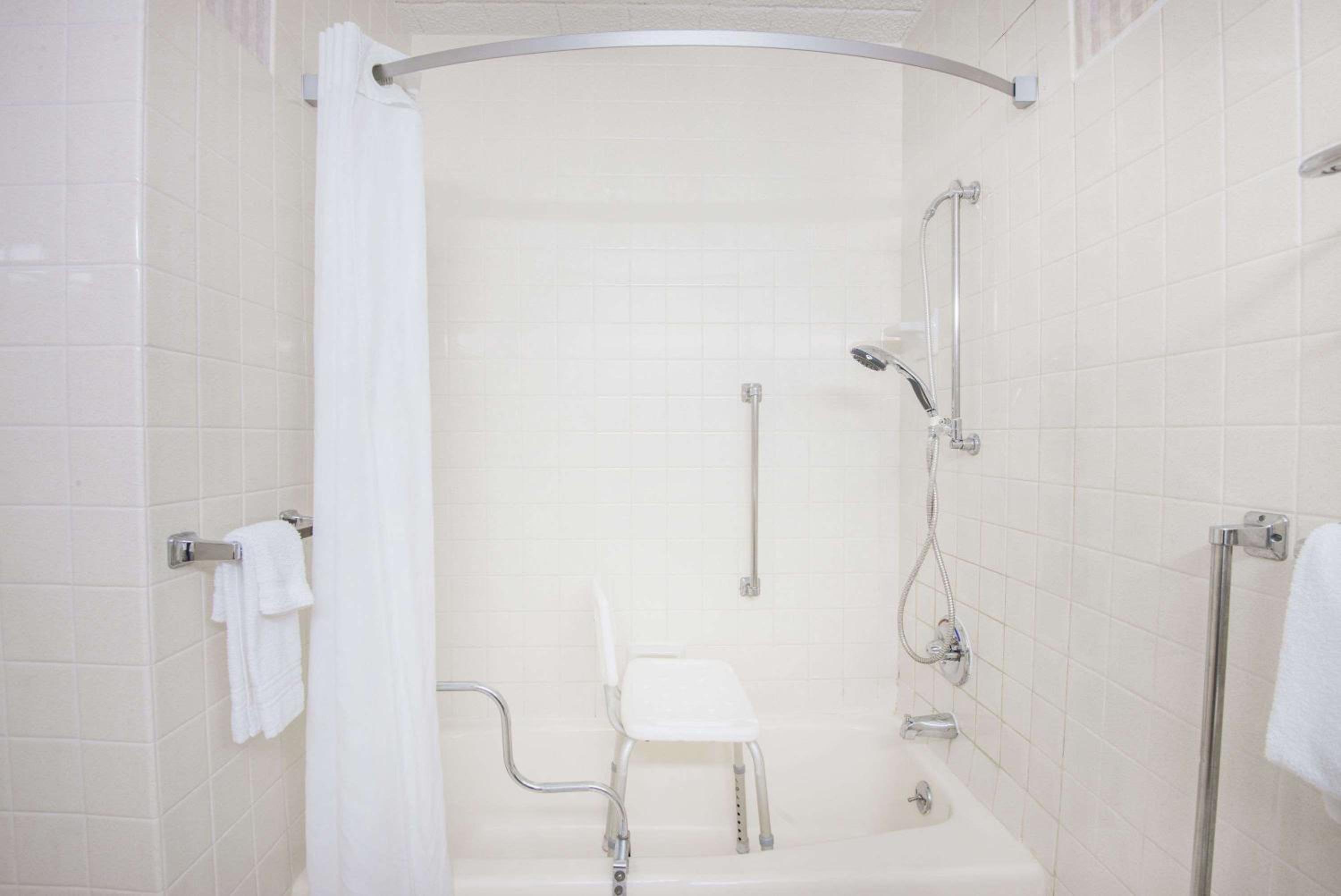 Queen Room - Mobility Access/Non-Smoking - Photo 4