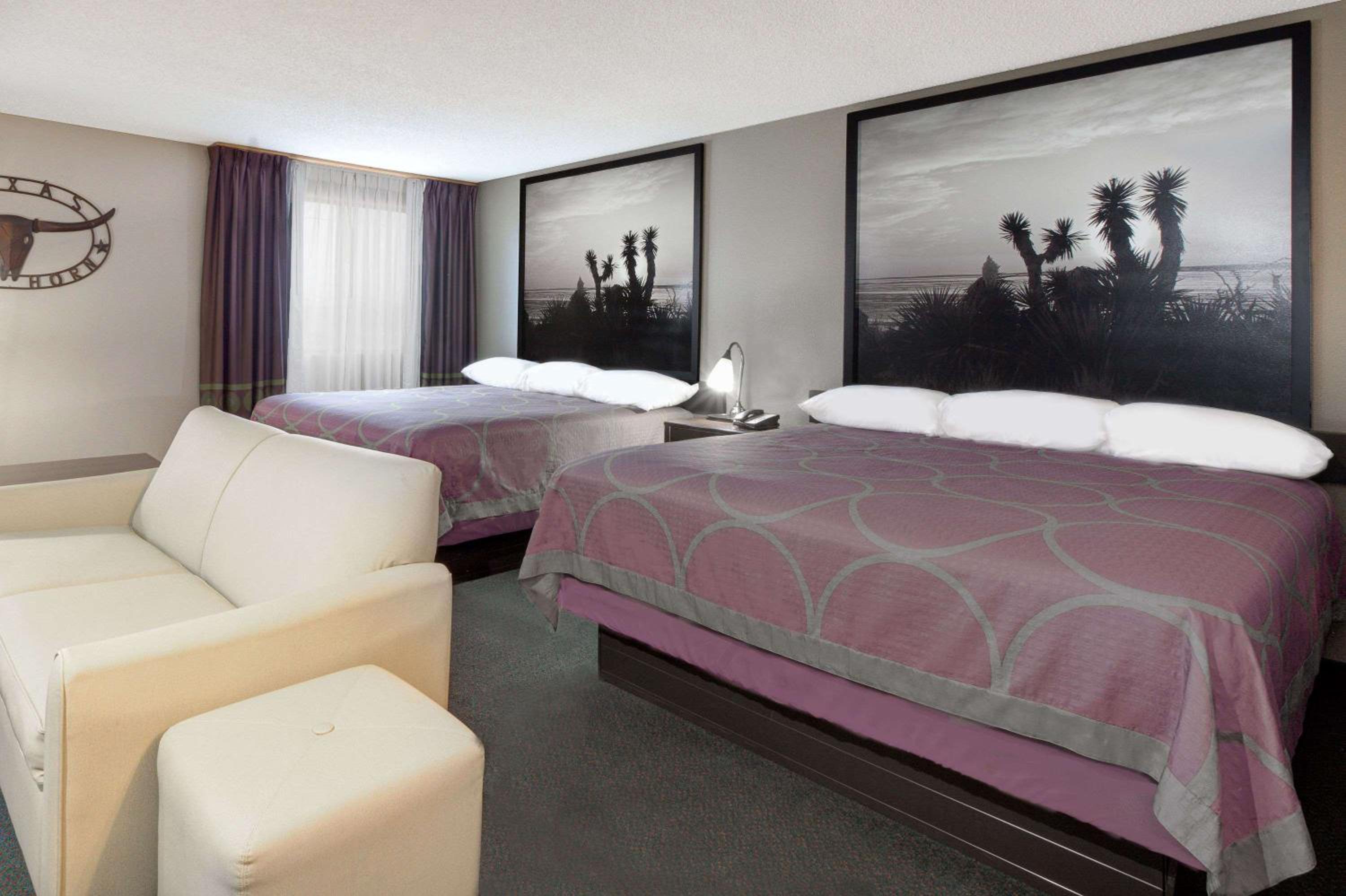 Queen Room with Two Queen Beds - Non-Smoking photo 2