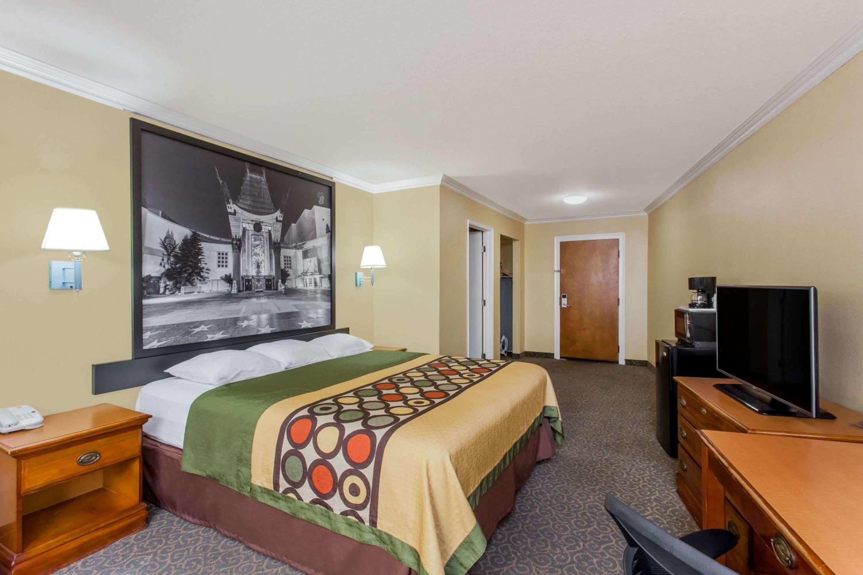 King Room with Mobility/Hearing Impaired Access - Non-Smoking photo 1