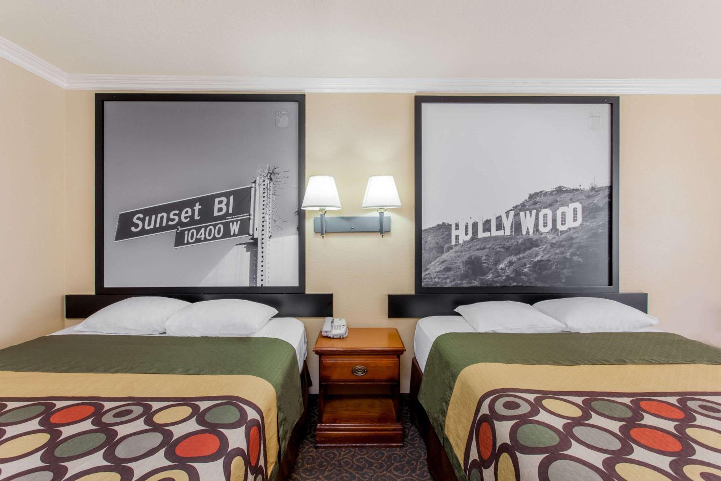 Queen Room with Two Queen Beds - Non-Smoking photo 3