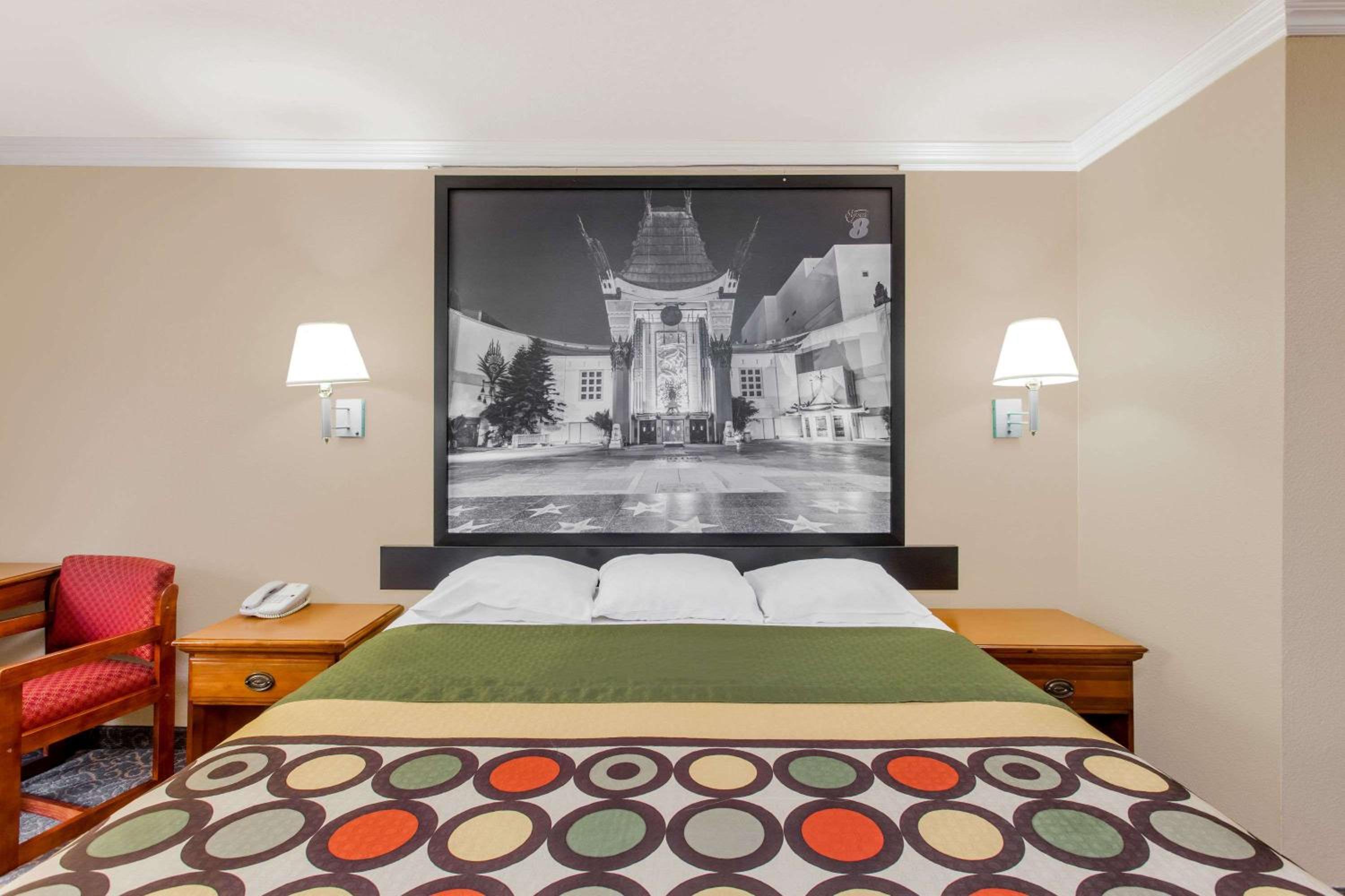 King Room with Mobility/Hearing Impaired Access - Non-Smoking photo 2