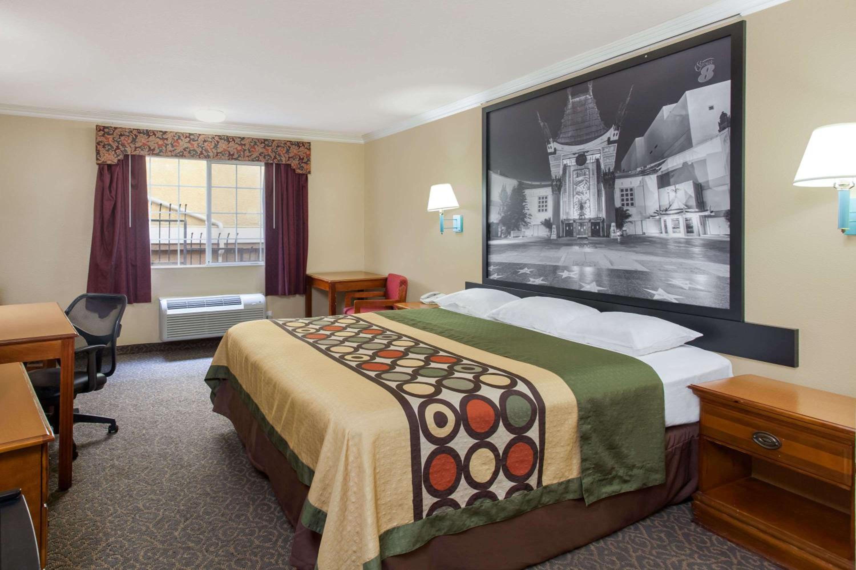 King Room with Mobility/Hearing Impaired Access - Non-Smoking photo 3