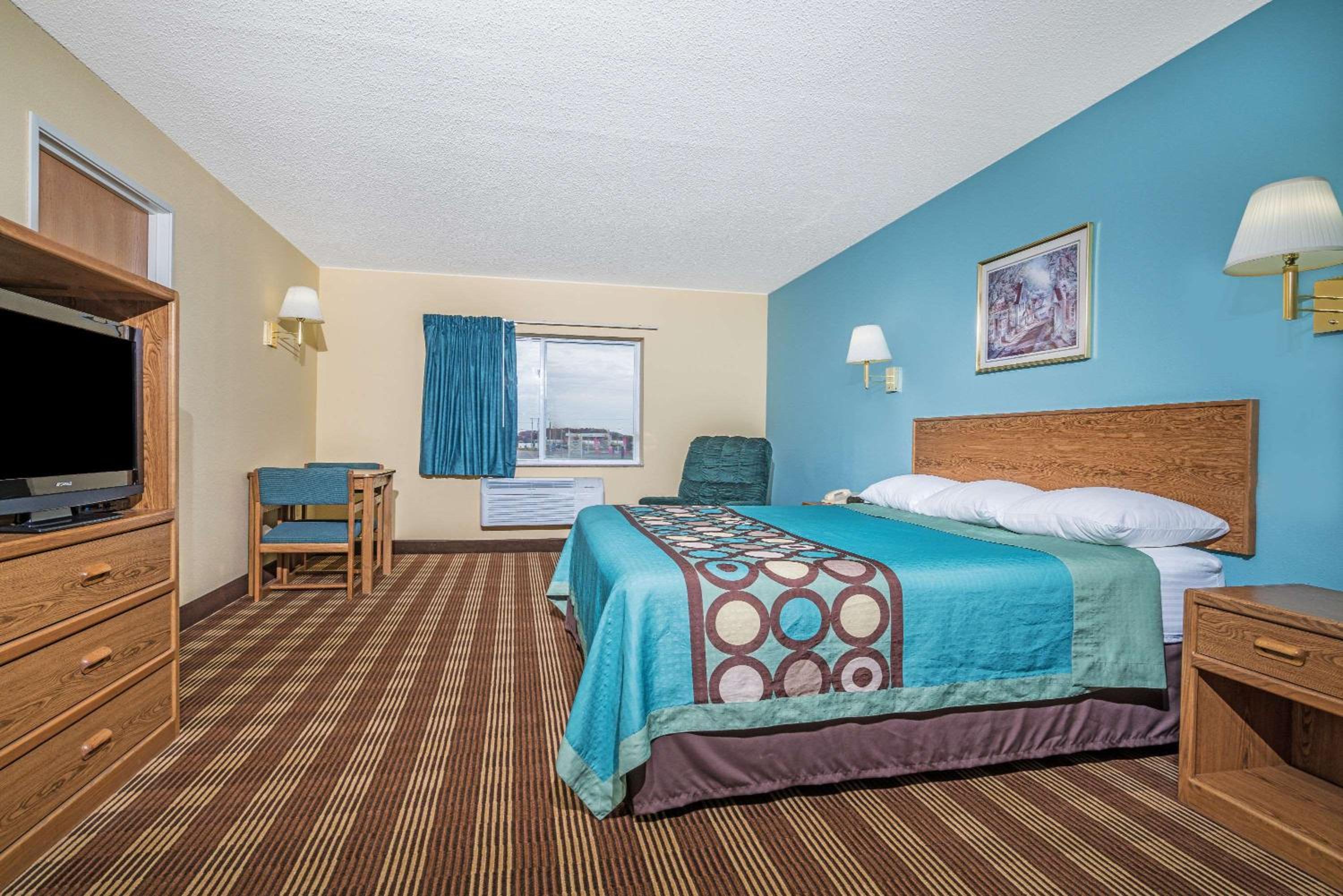 King Room - Non-Smoking - Photo 3