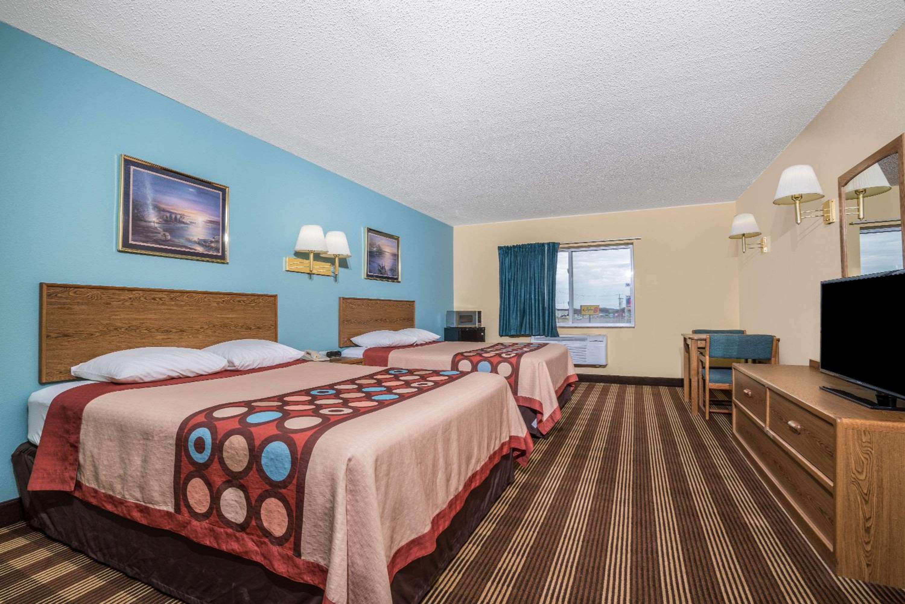Queen Room with Two Queen Beds - Non-Smoking - Photo 1